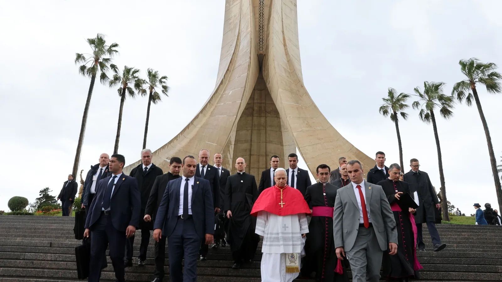 El papa León XIV, durante su visita al monumento de los Mártires (Maqam Echahid), en Argel