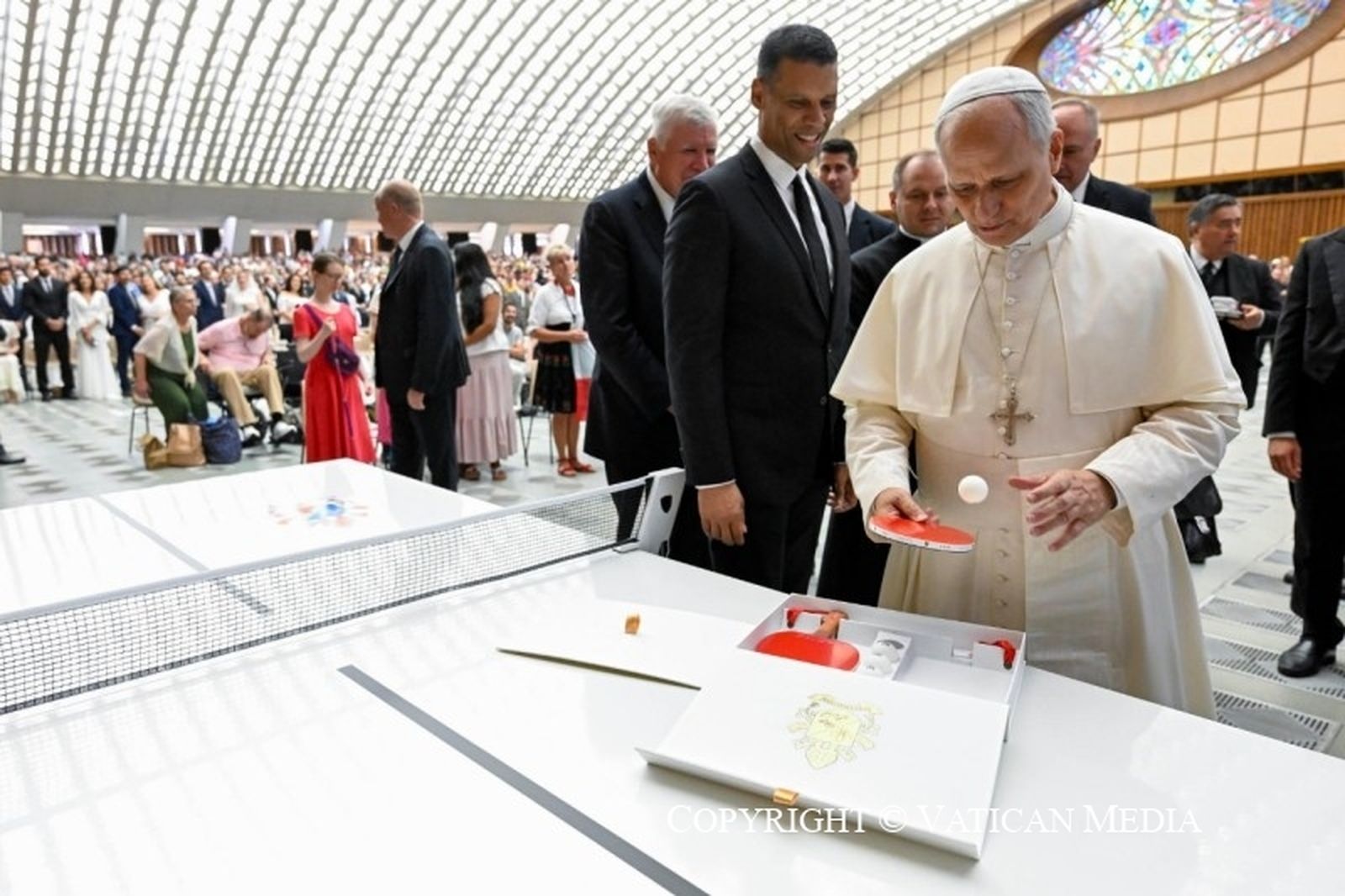 El Papa recibe un curioso regalo: una mesa de ping pong