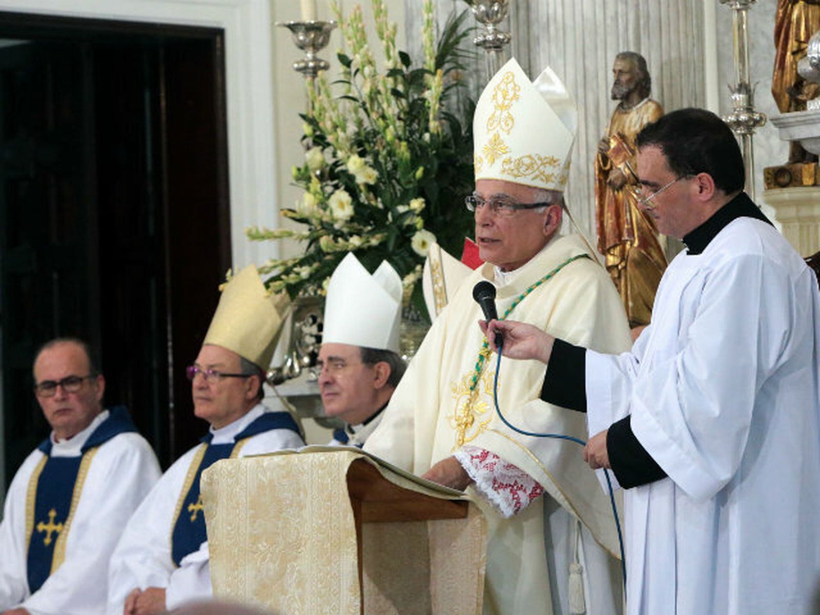El obispo de Gibraltar suspende el saludo de la paz ante el temor al coronavirus