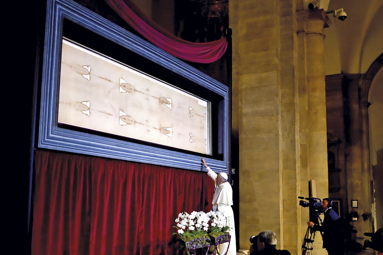 Francisco, con la Sábana Santa