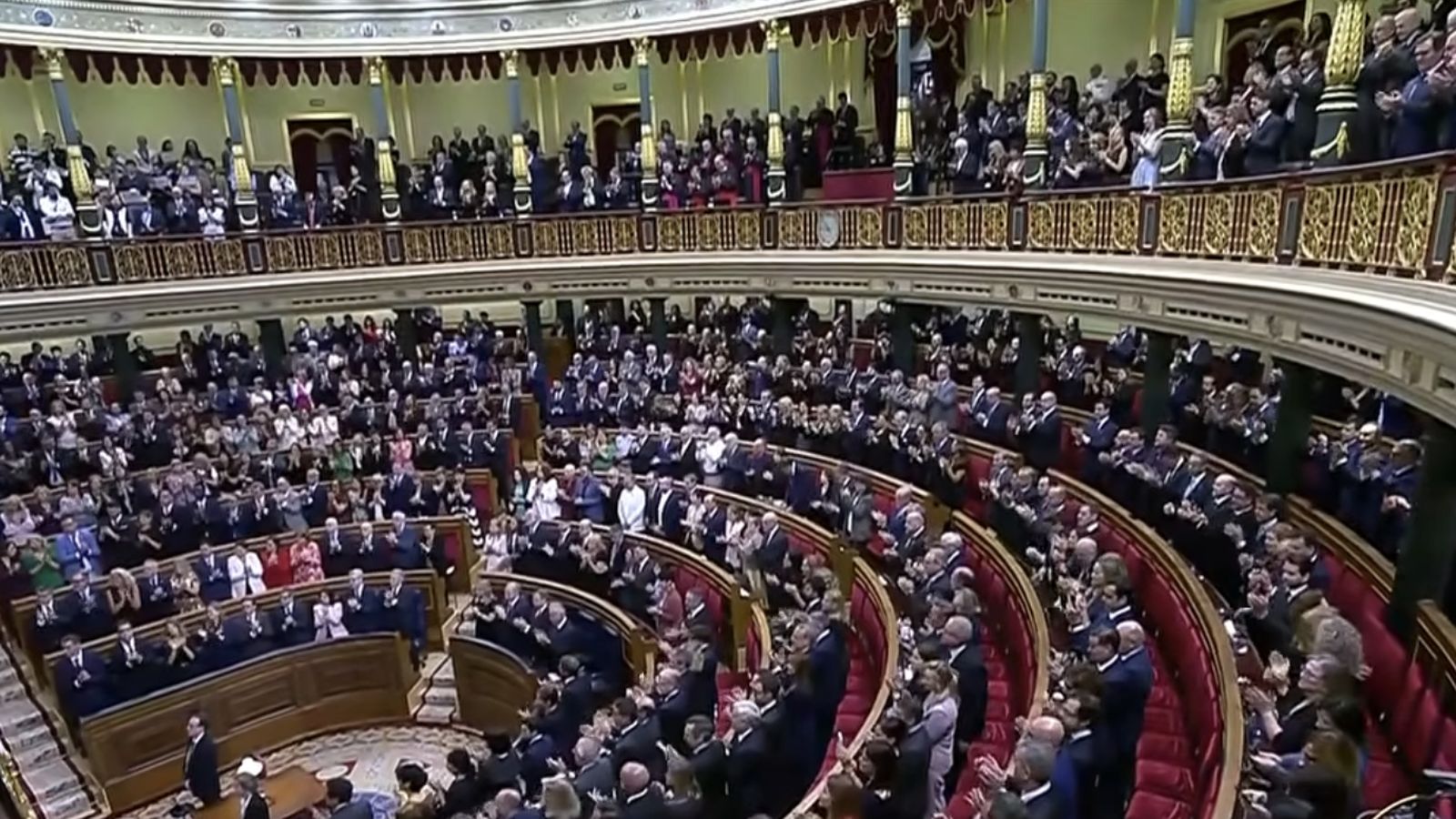 Diputados y senadores aplauden a León XIV