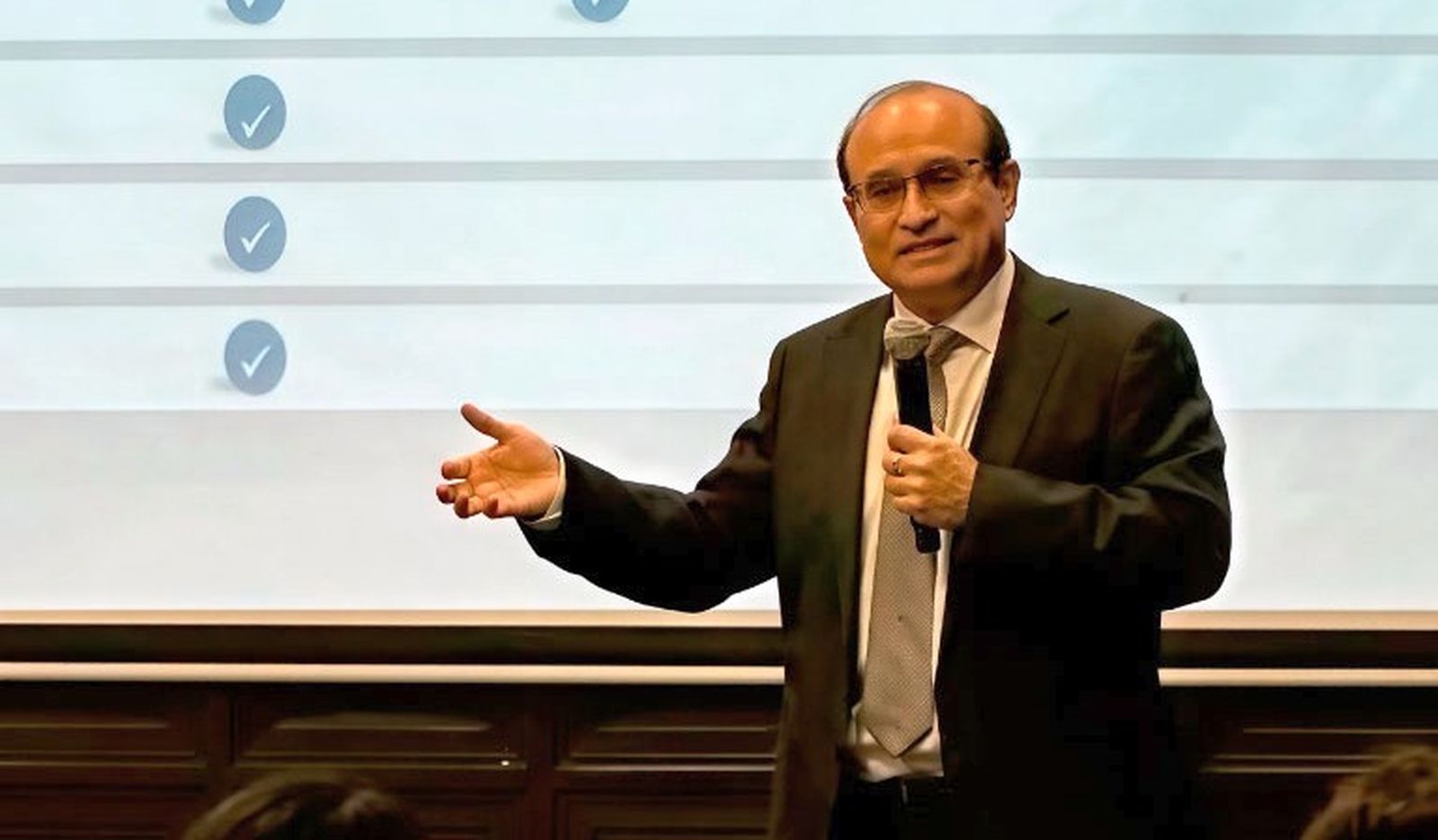 Dr. Carlos Mendoza Angulo