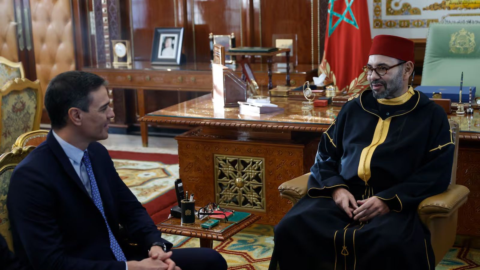 Pedro Sánchez (izq), reunido con el rey Mohamed VI de Marruecos en el Palacio Real de Rabat