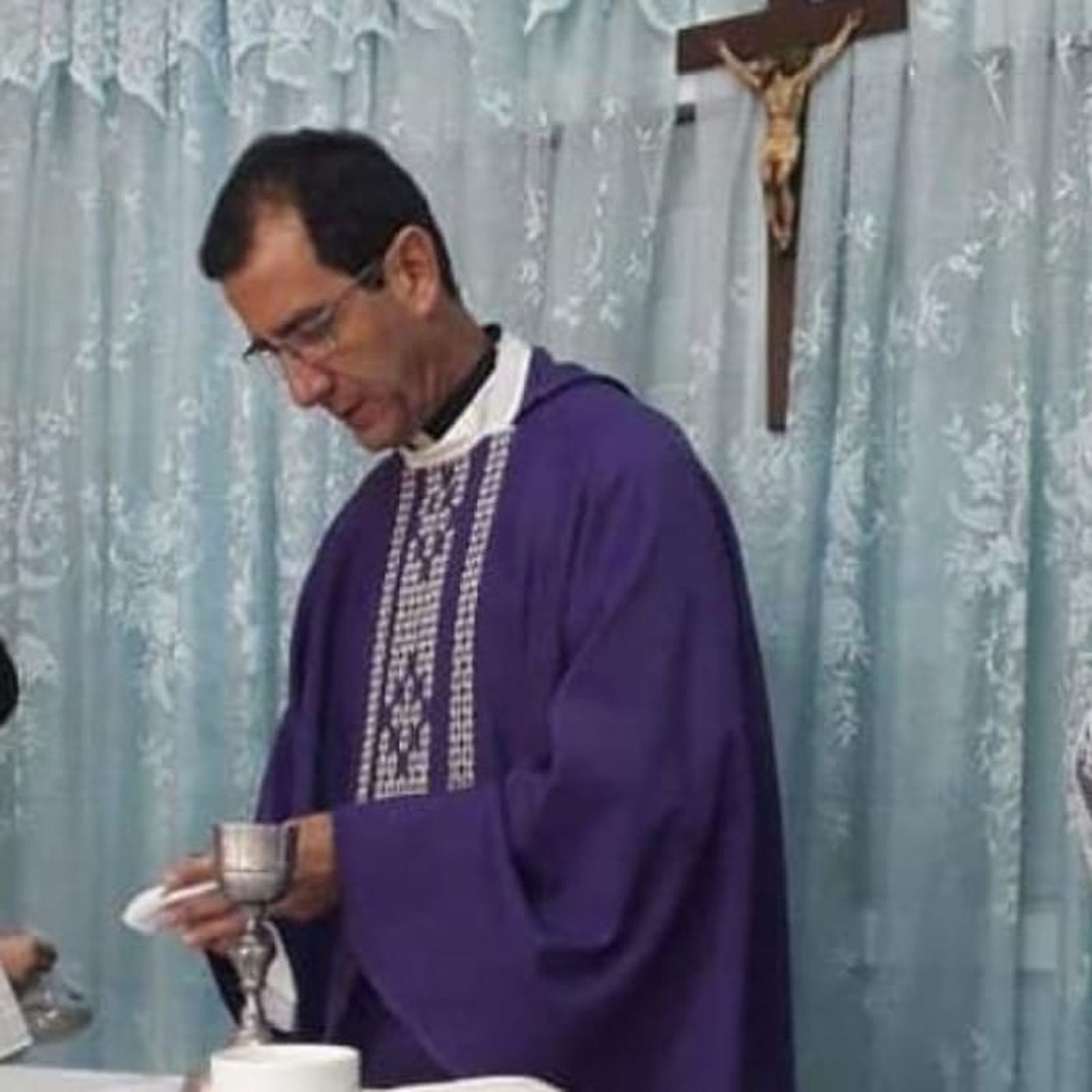 el padre Alberto en su parroquia