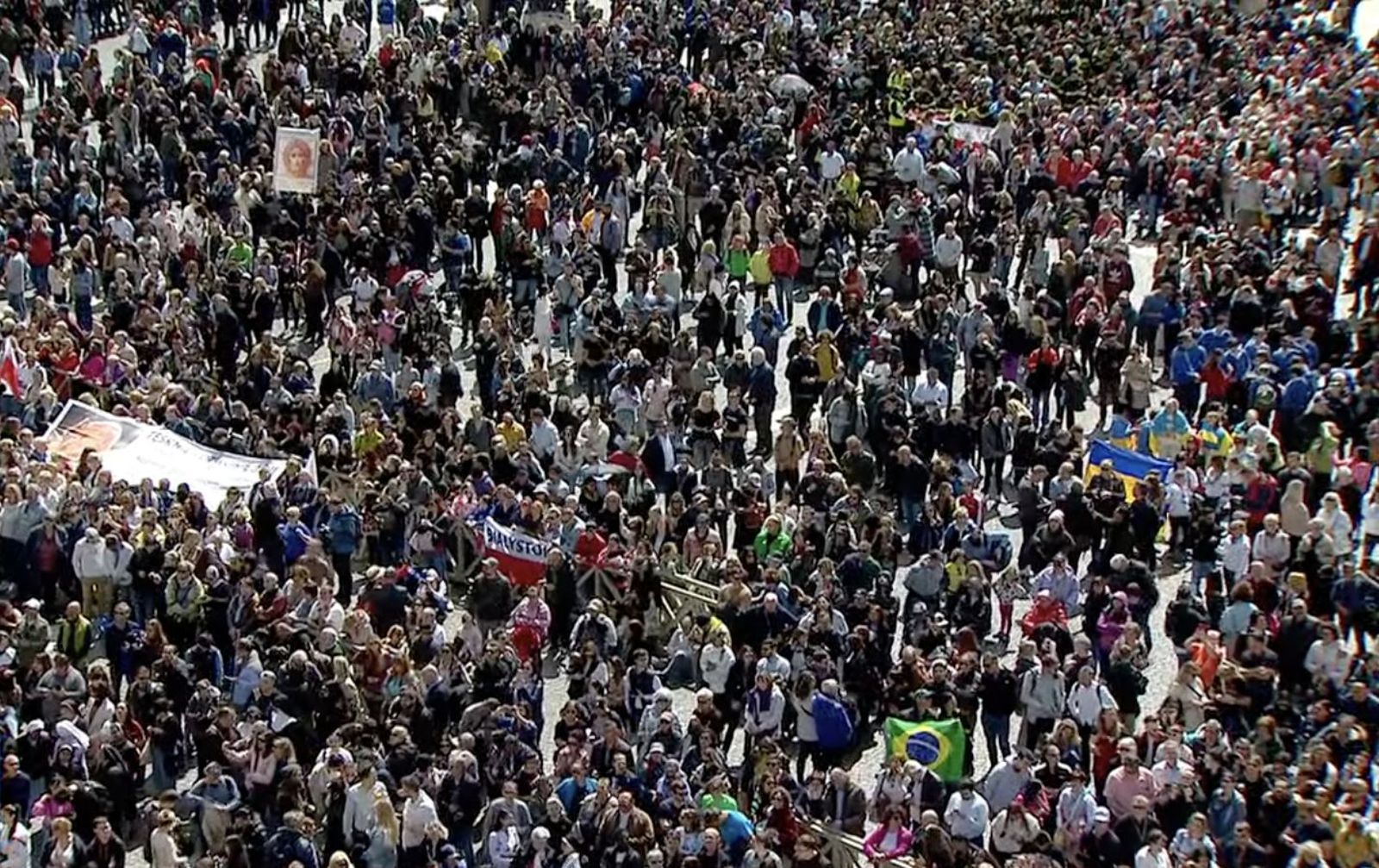 Fieles en la plaza de San Pedro