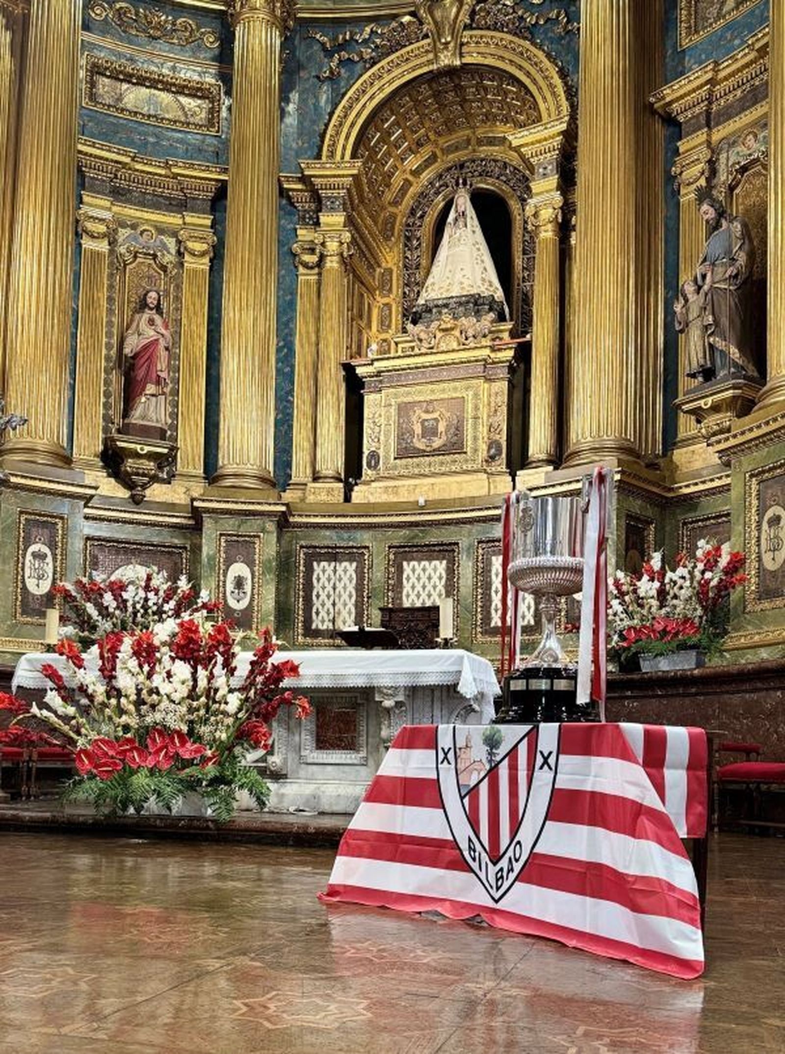 El Athletic de Bilbao presenta la Copa a la patrona de Bizkaia