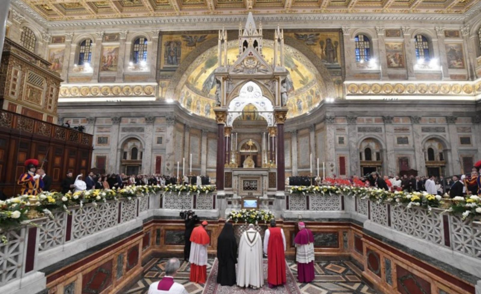 El Papa reza ante la tumba de San Pablo
