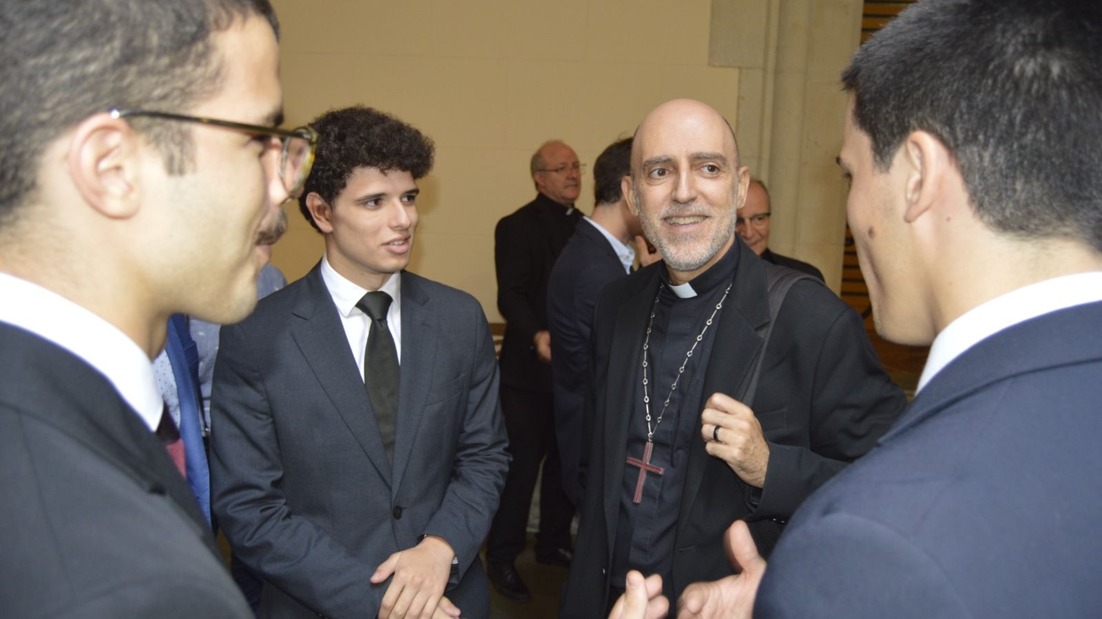 El obispo de Sant Feliu, Xabier Gómez, con un grupo de seminaristas.