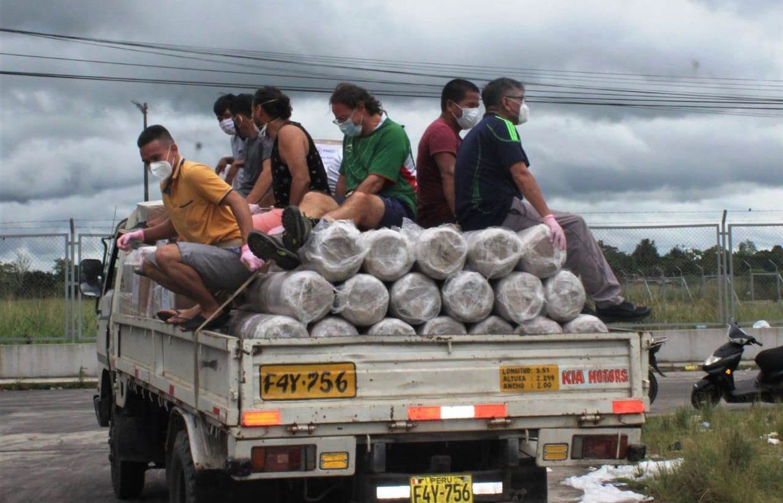Recogiendo ayuda humanitaria