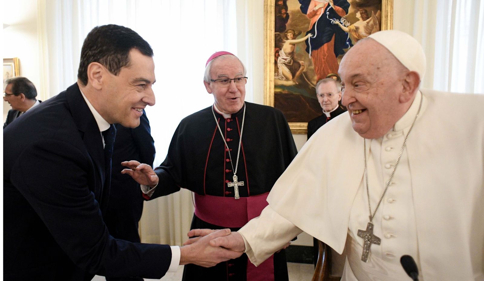 El Papa saluda a Juanma Moreno ante Sáiz Meneses