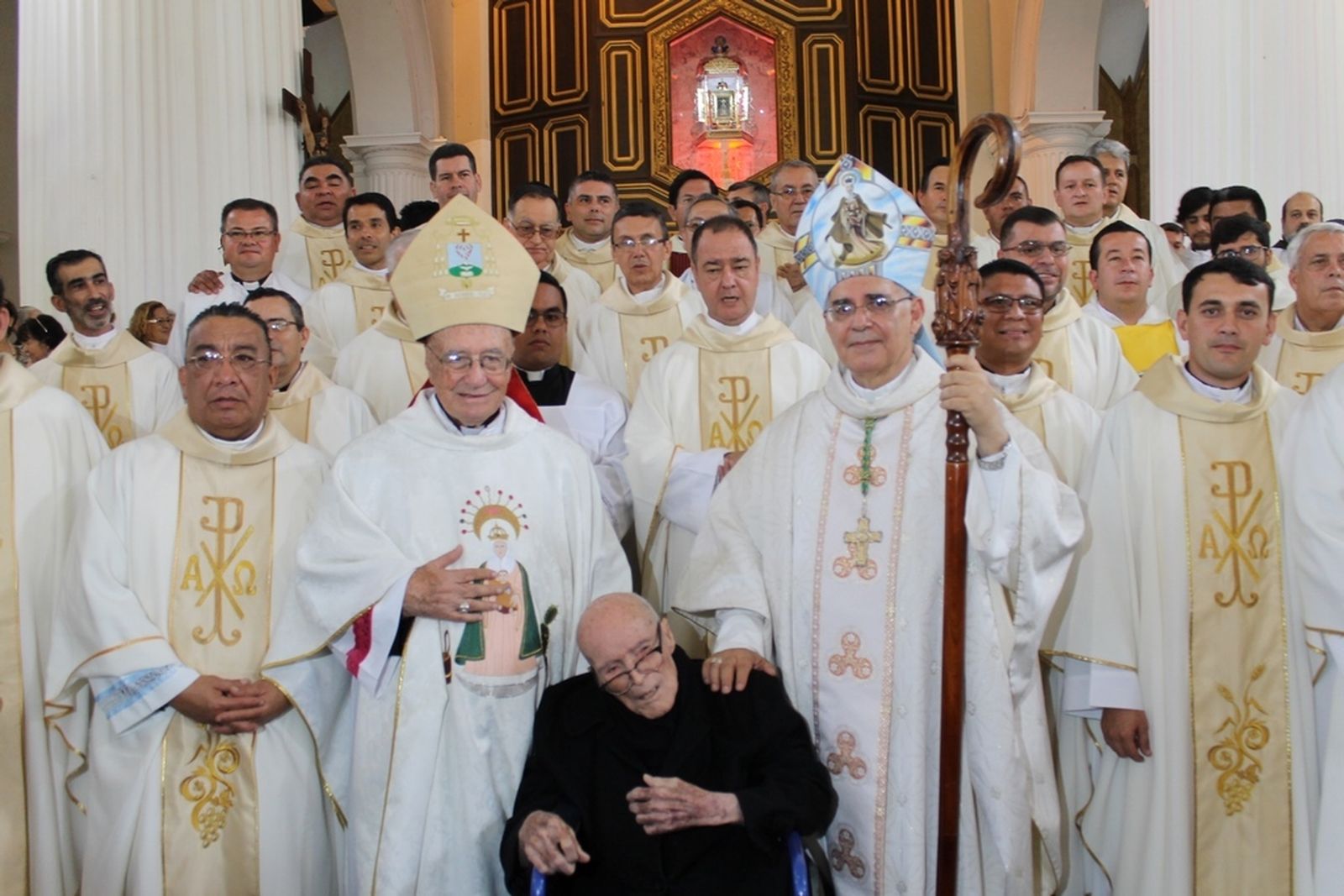 Moronta, rodeado de sus sacerdotes