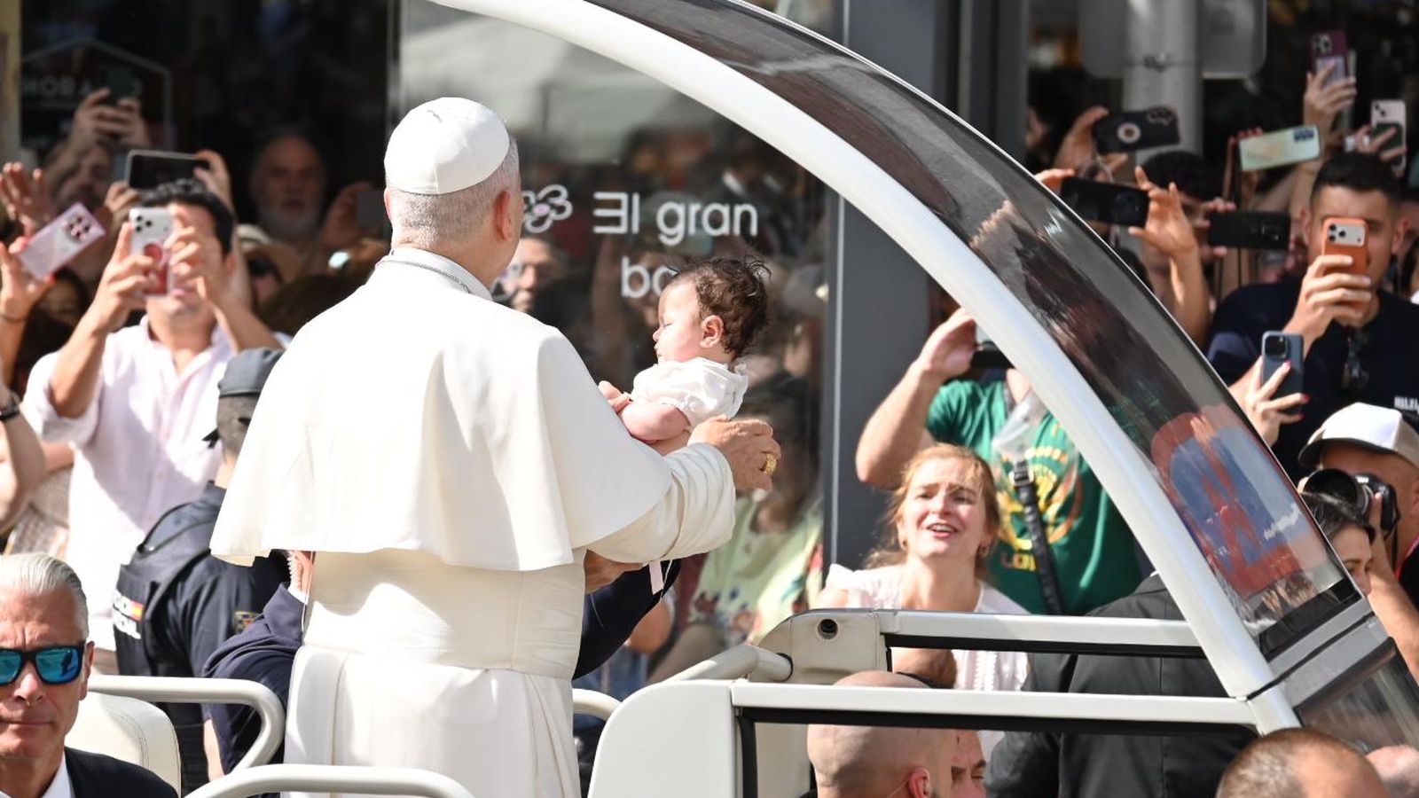 El Papa besa a un niño