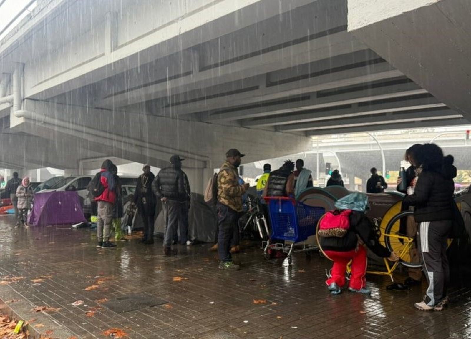 Badalona. Personas desalojadas bajo un puente