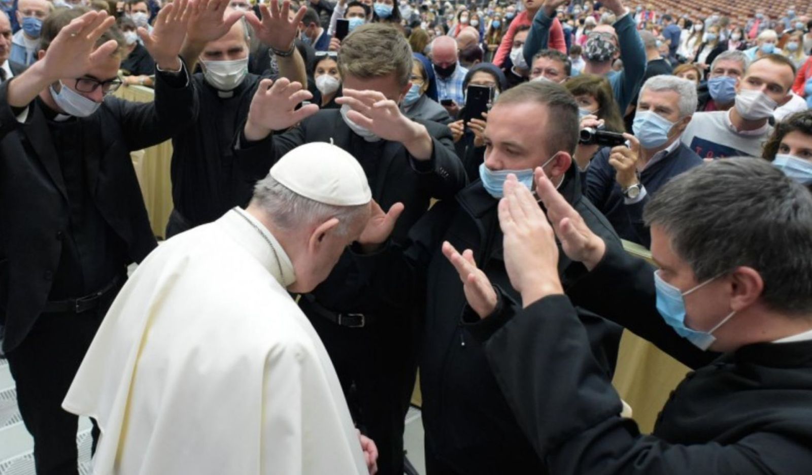 Curas bendicen a Francisco