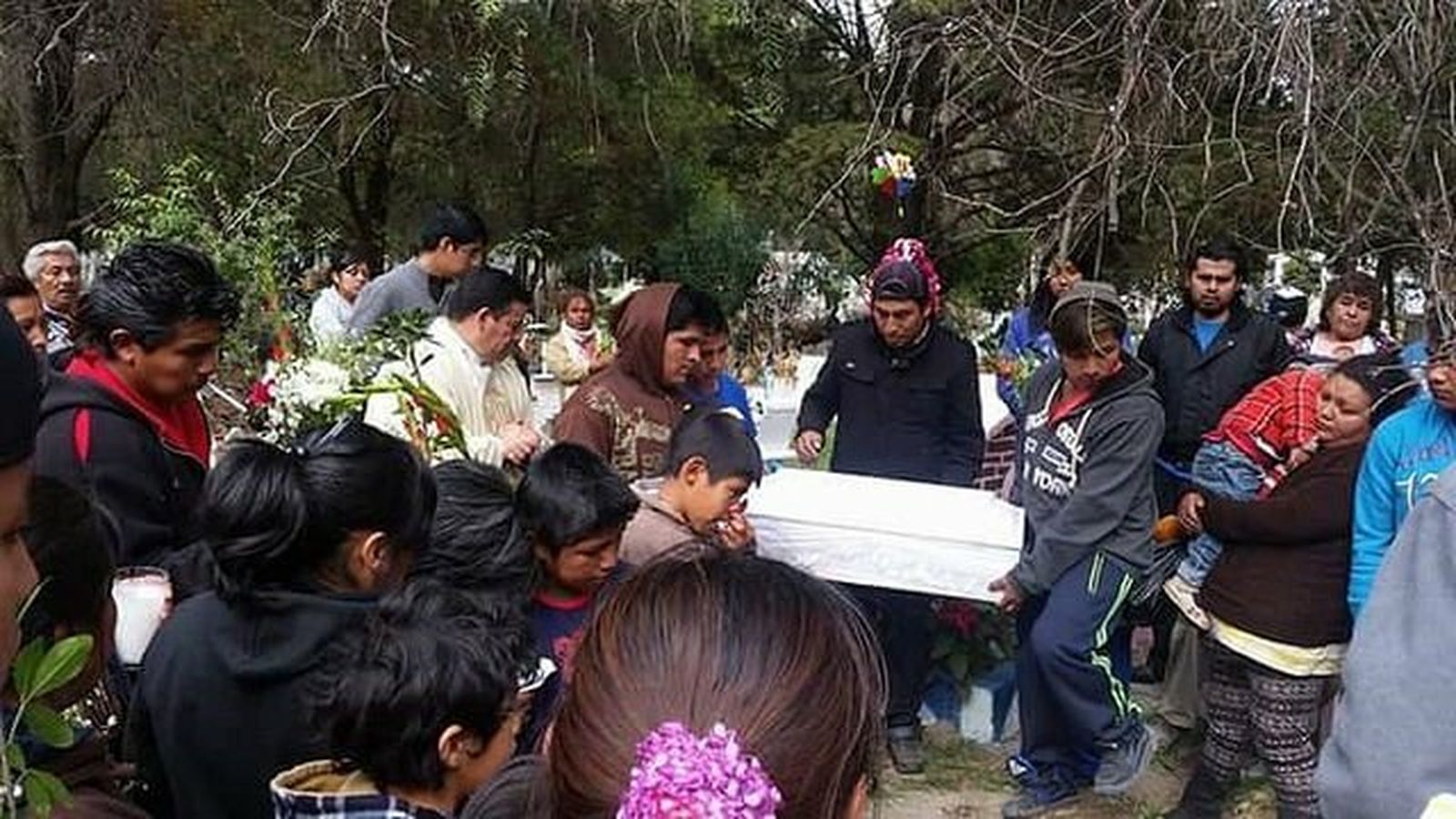 Entierro de un niño en México. Imagen de archivo