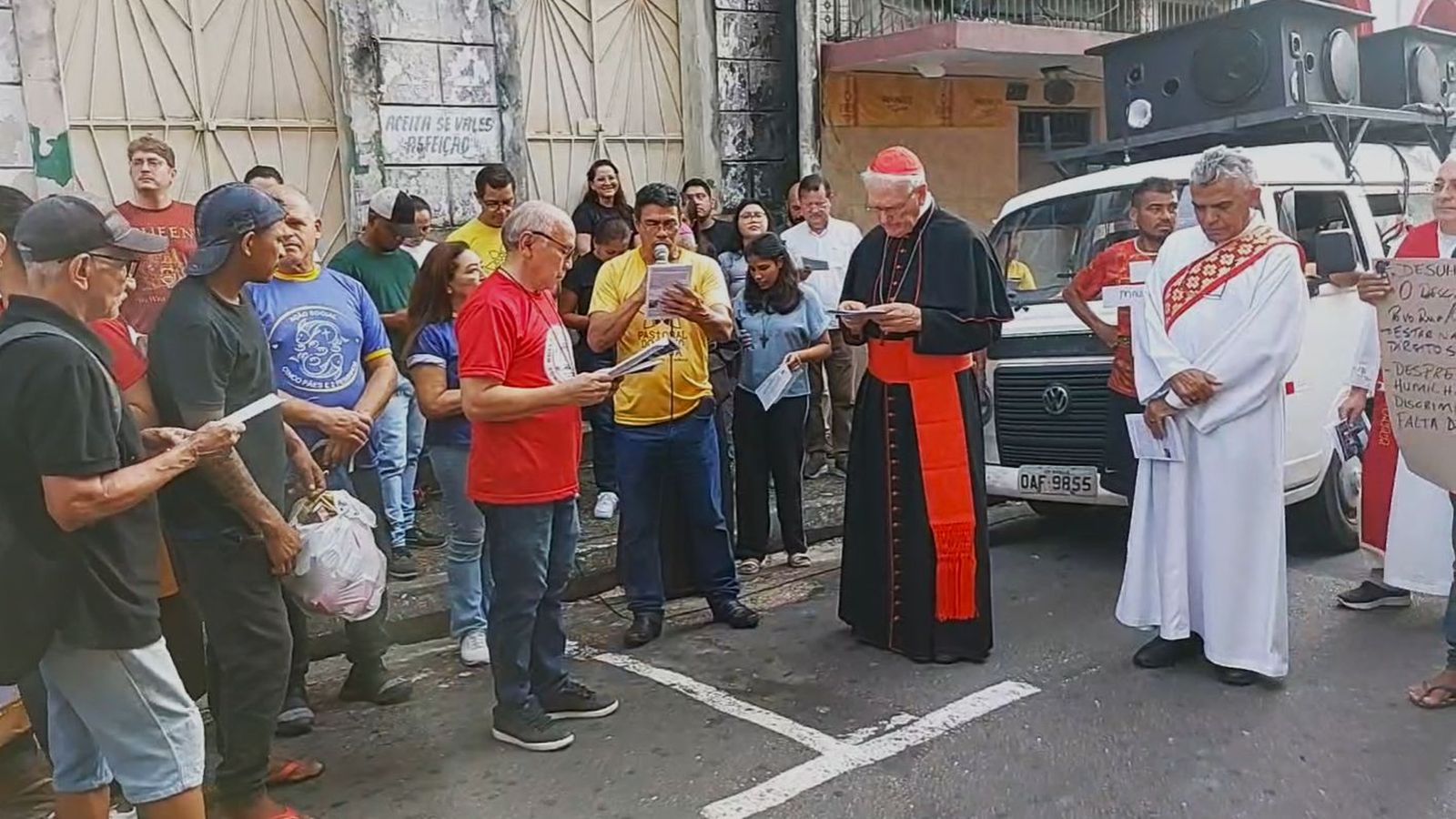 Cardenal Steiner en el Vía Crucis de los Sintecho