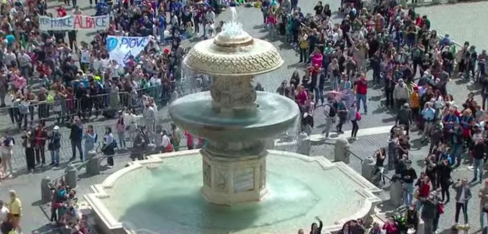 Fieles siguen el Regina Coeli