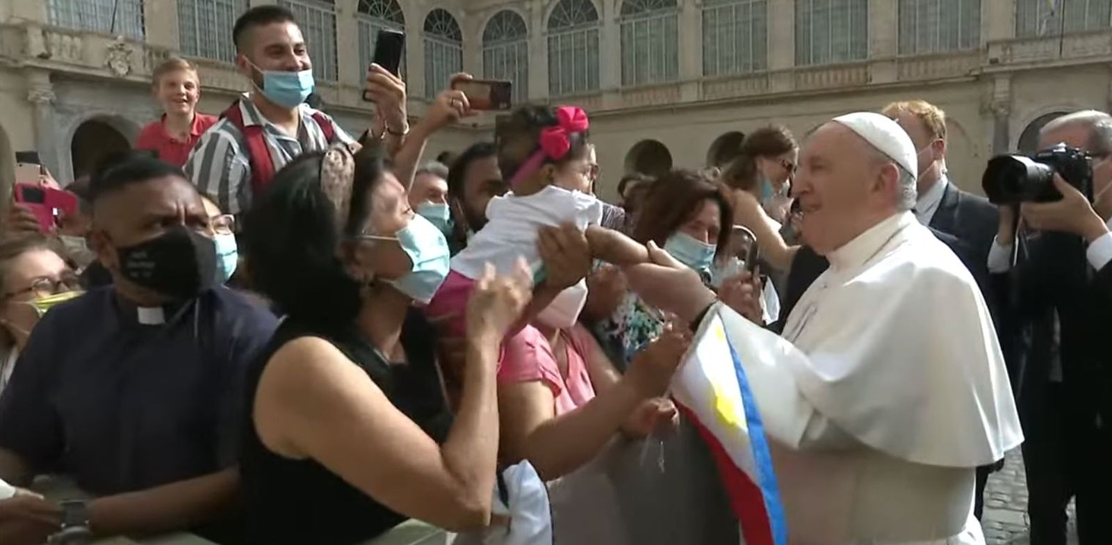 El Papa saluda a una niña