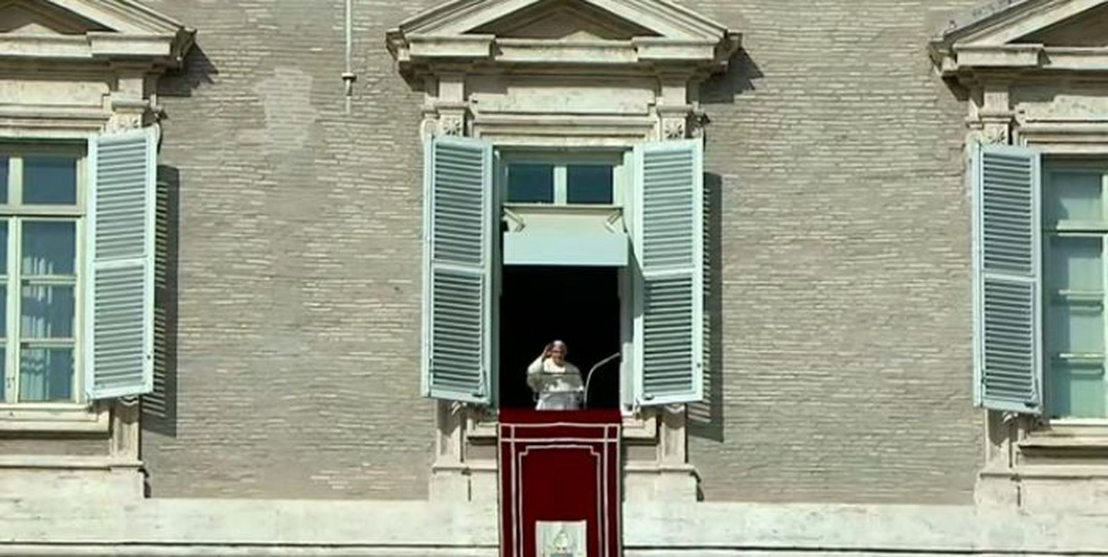 El papa saluda a los fieles