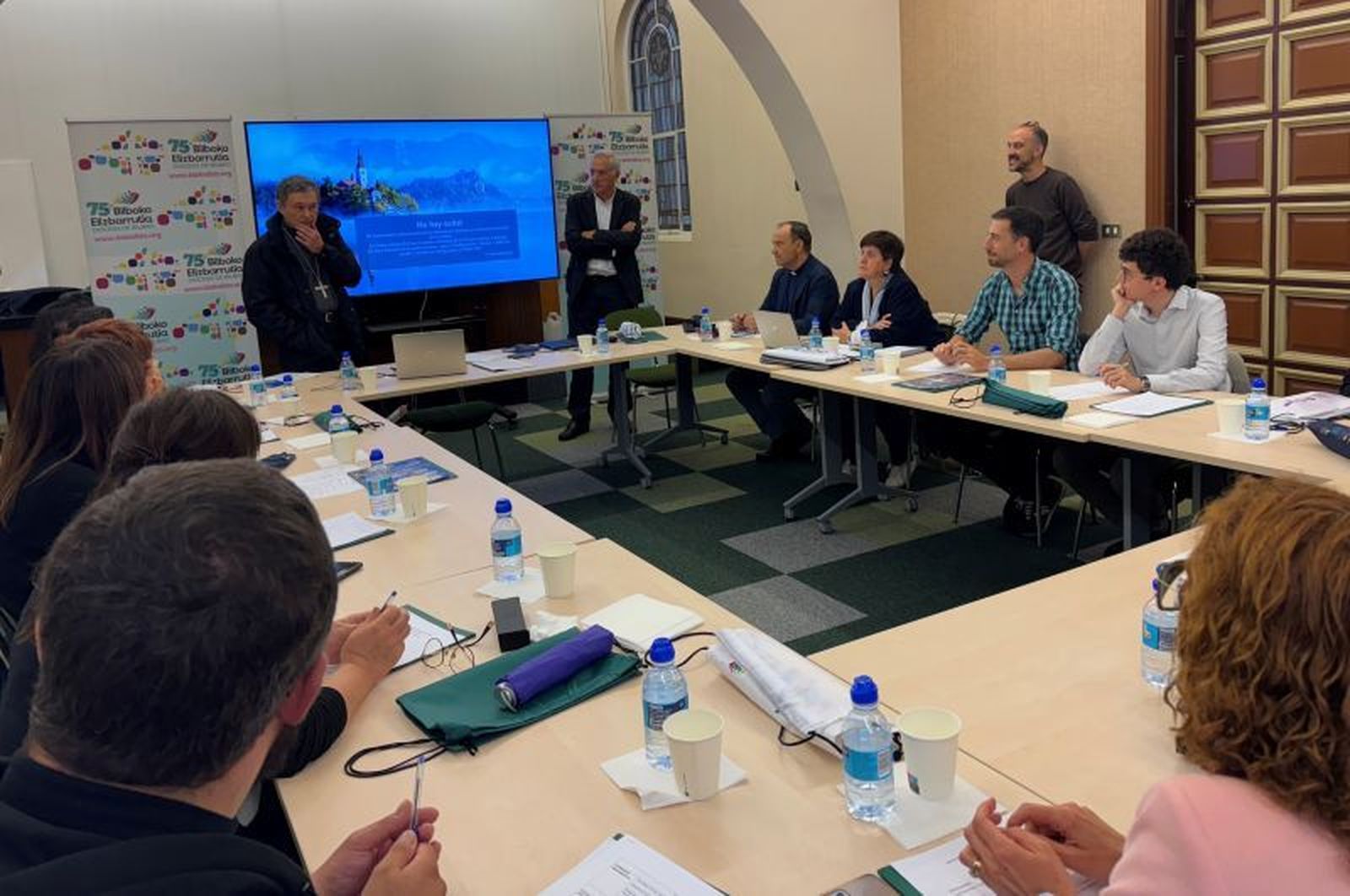 El obispo Joseba Segura saluda a los participantes del encuentro