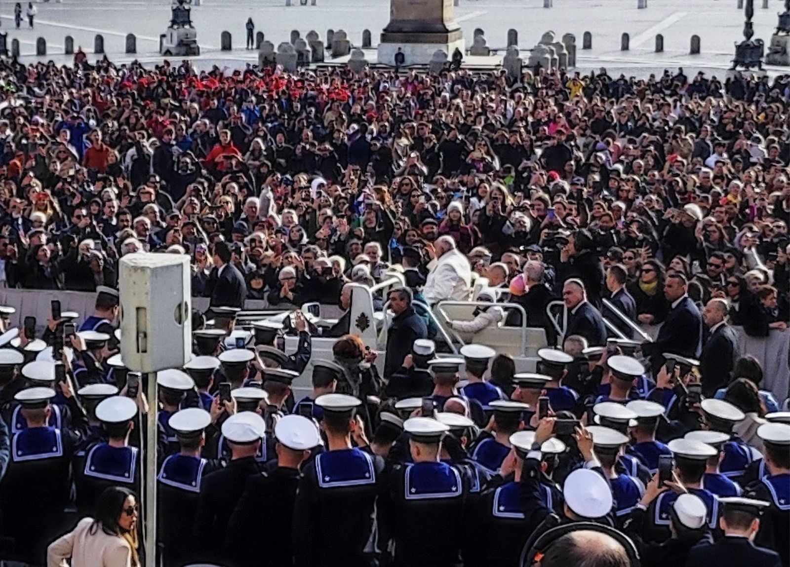 Francisco, sin su solideo, saluda a los 'parroquianos' de plaza de San Pedro