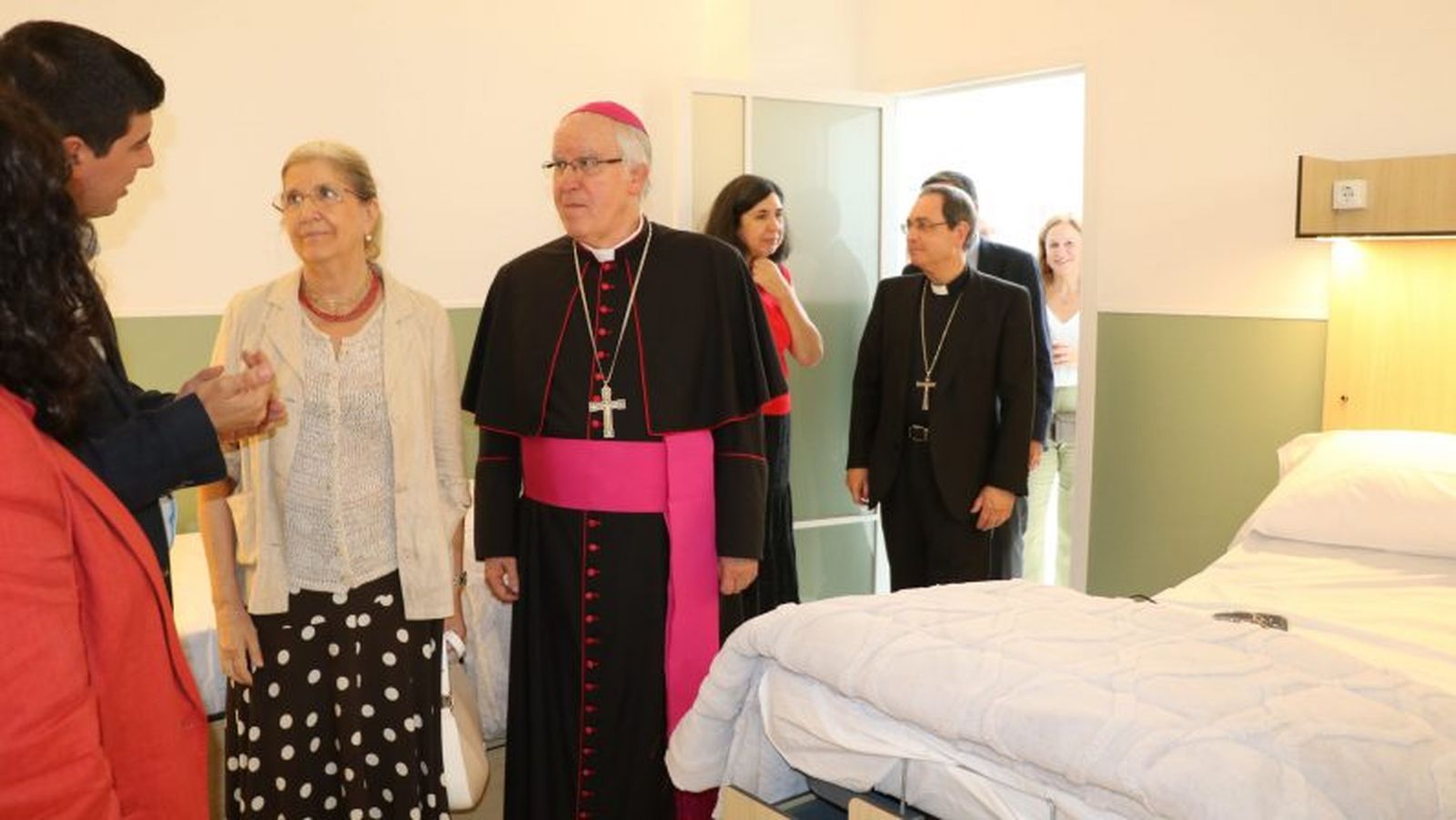 El arzobispo de Sevilla, José Ángel Saiz Meneses bendice el nuevo centro