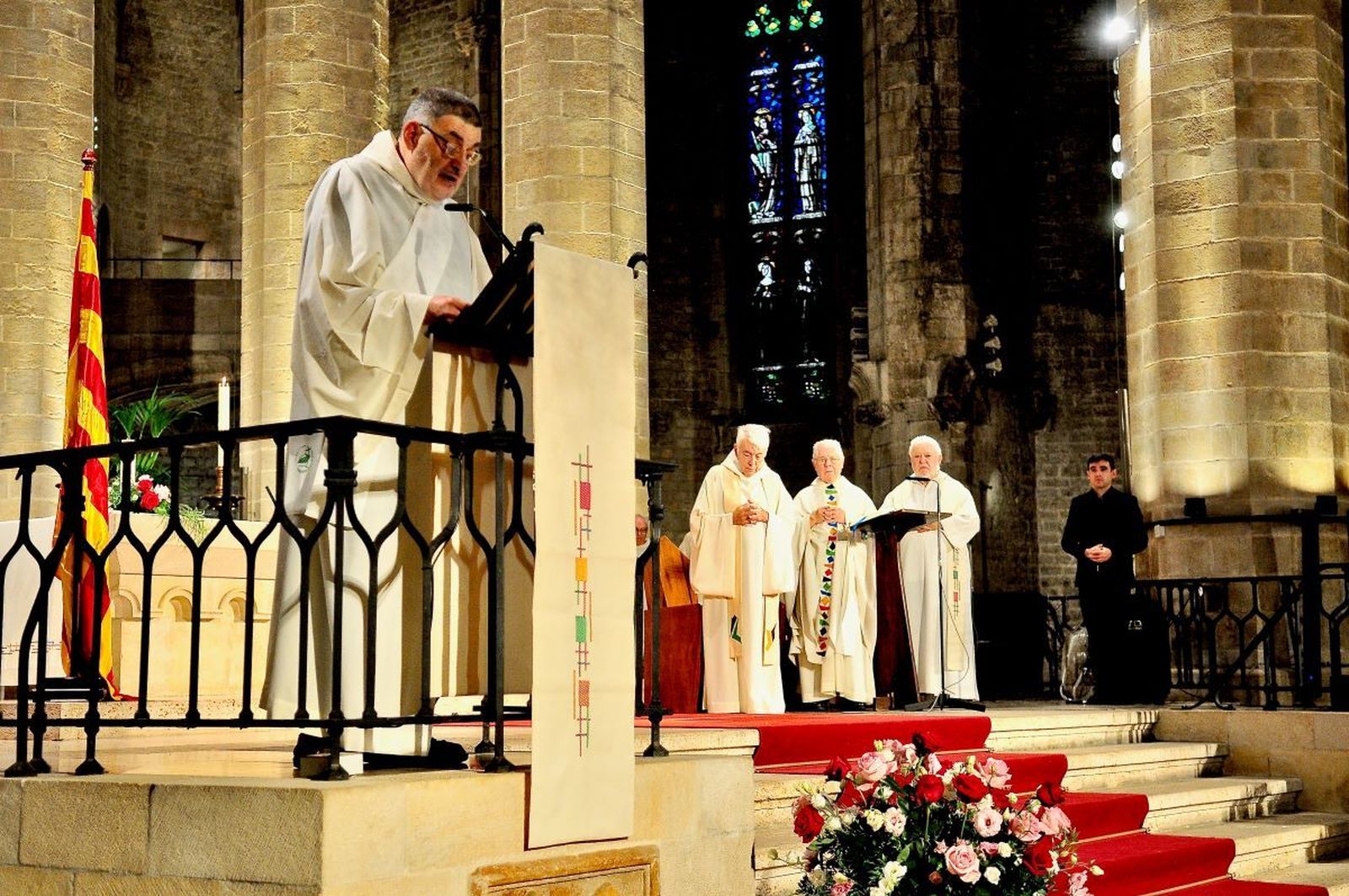 Entre los concelebrantes de la eucaristía, han estado presentes curas como Salvador Pié, párroco de la basílica de Santa María, o Josep Maria Domingo, vicario general la diócesis de Sant Feliu de Llobregat