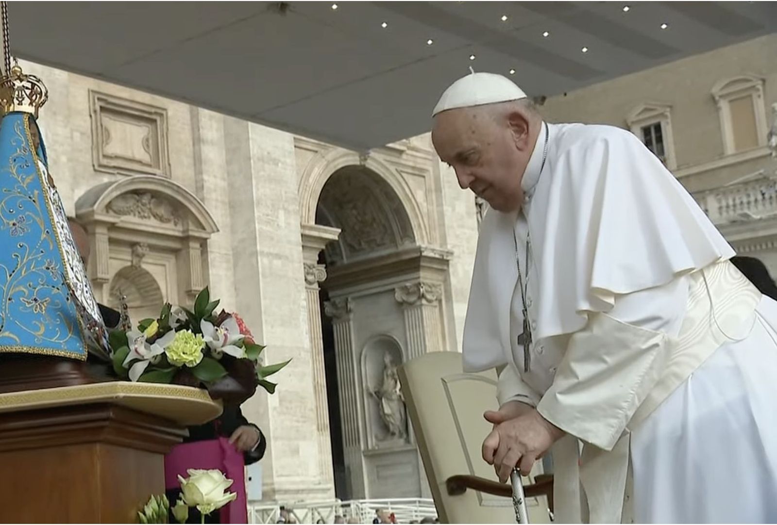 Francisco se inclina ante la Virgen de Luján, patrona de Argentina