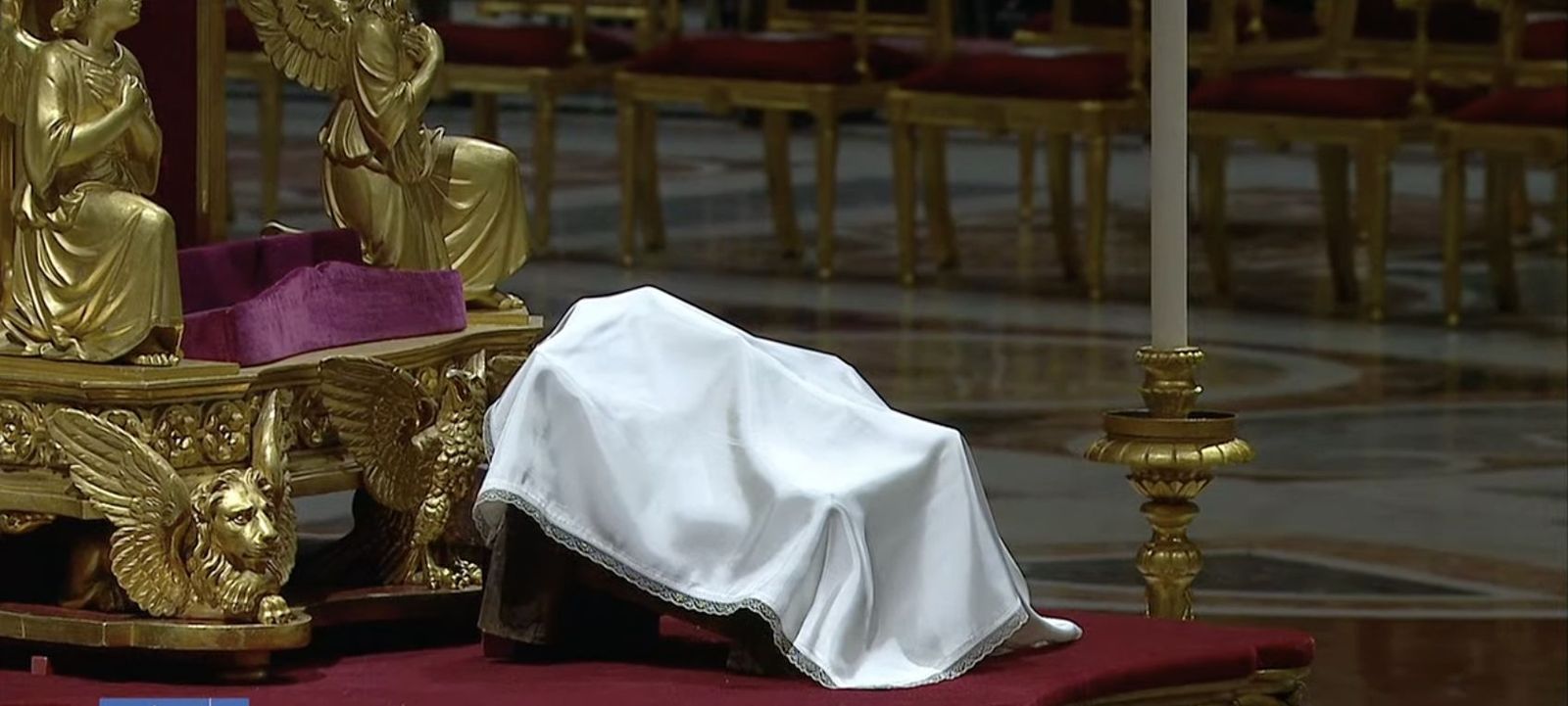 El niño Jesús del Vaticano, cubierto