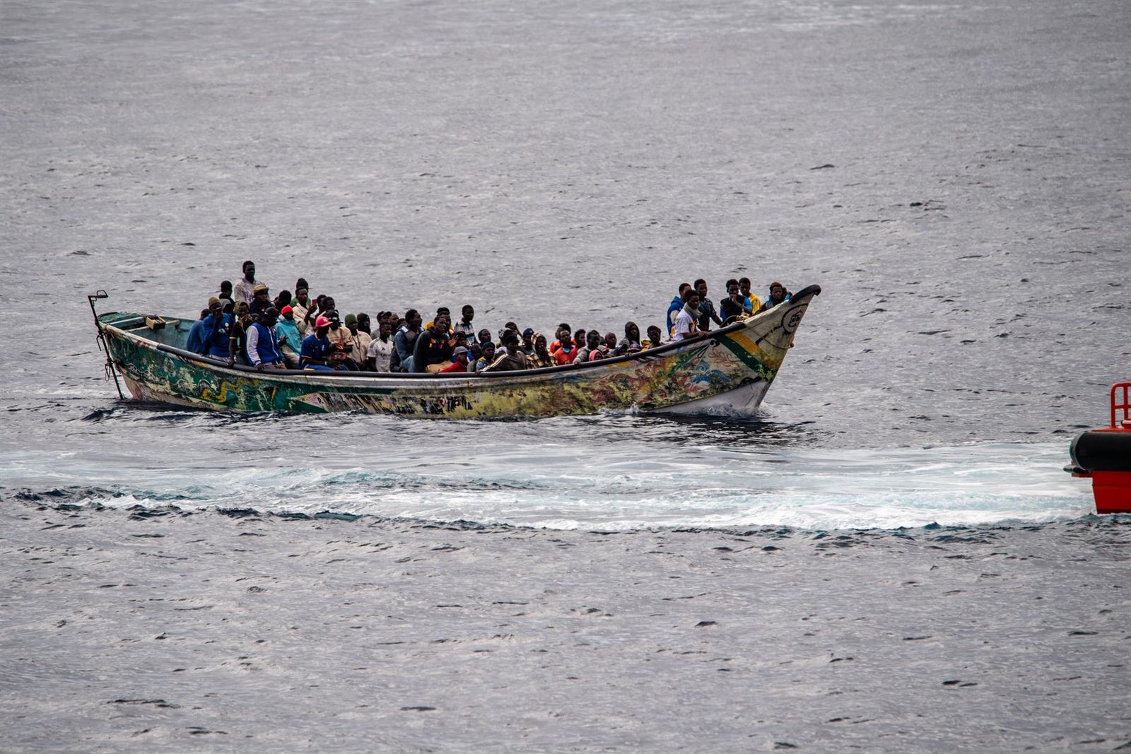 Cayuco de migrantes antes de llegar al muelle de La restinga, en El Hierro, Canarias (España)