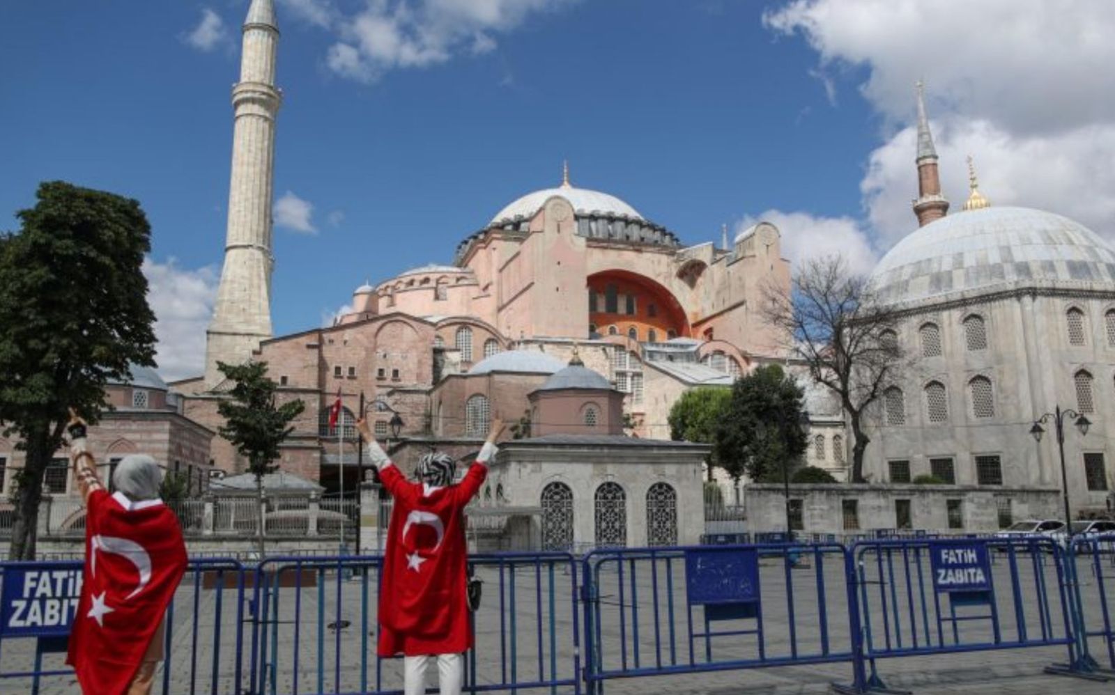 Con banderas de Turquía frente a Santa Sofía