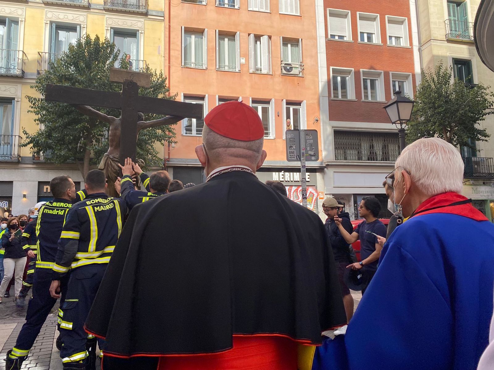 Osoro y el padre Ángel, con el Cristo