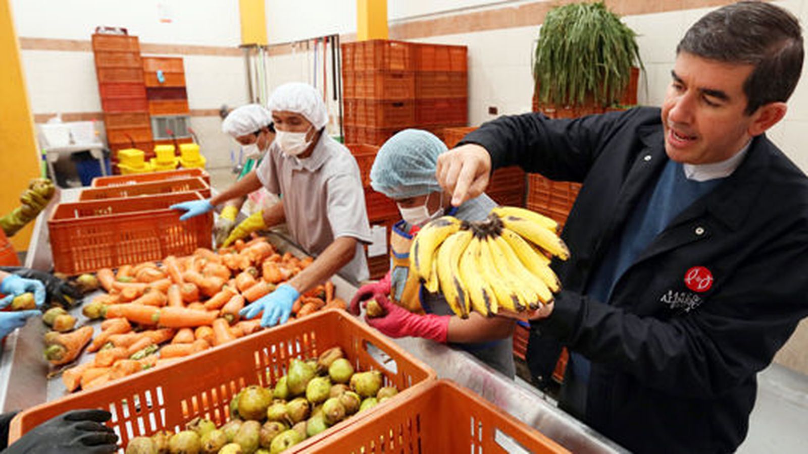 P. Daniel Saldarriaga, y voluntarios del Banco de Alimentos