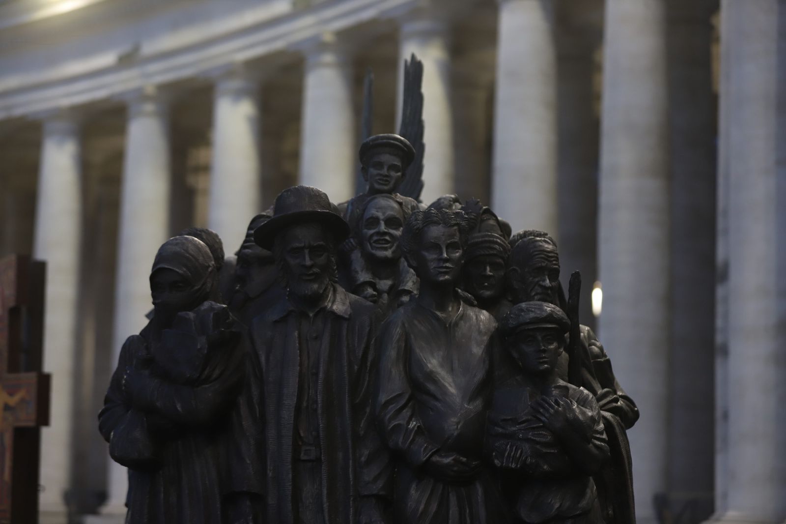 Estatua de migrantes en el Vaticano