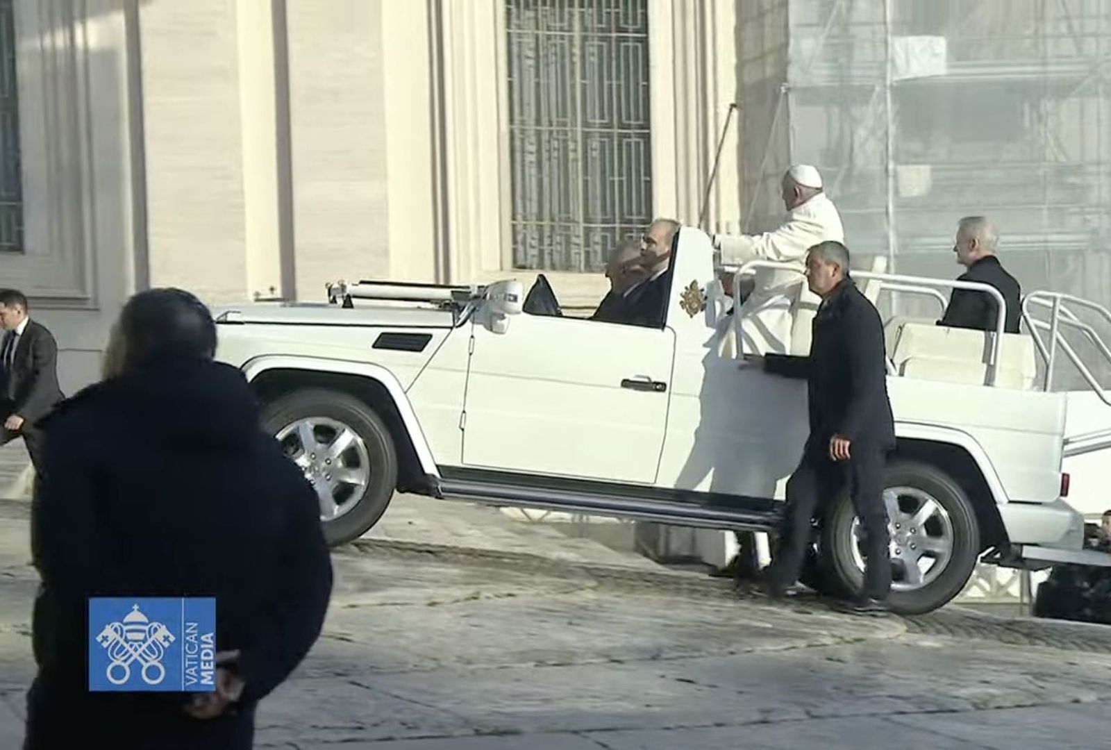 El papamóvil con Francisco a su llegada para la audiencia a la plaza de San Pedro