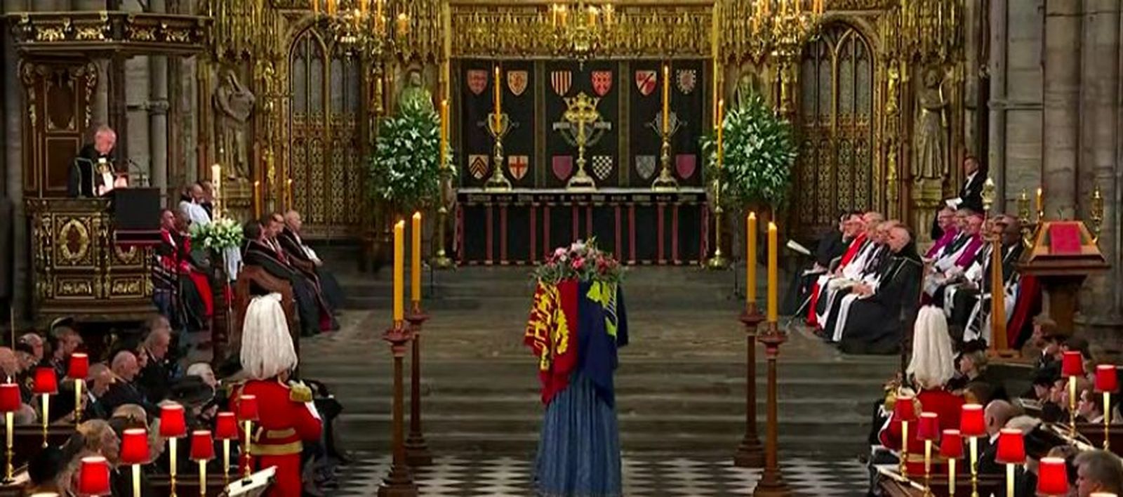 Welby pronuncia el sermón en el funeral de Isabel II