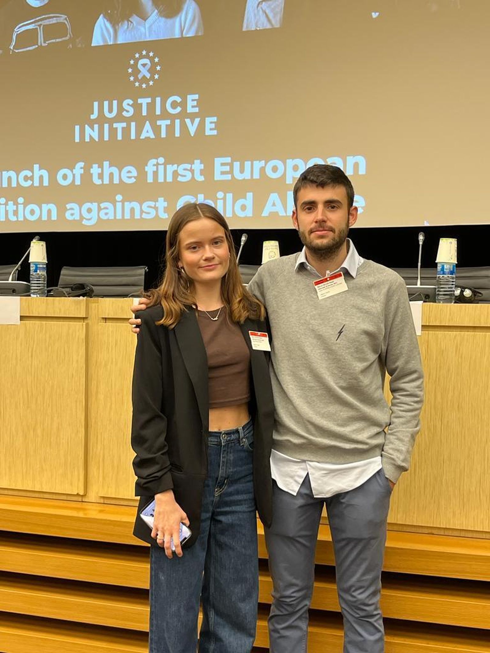 Juan, con Saga, víctima de abusos en Suecia