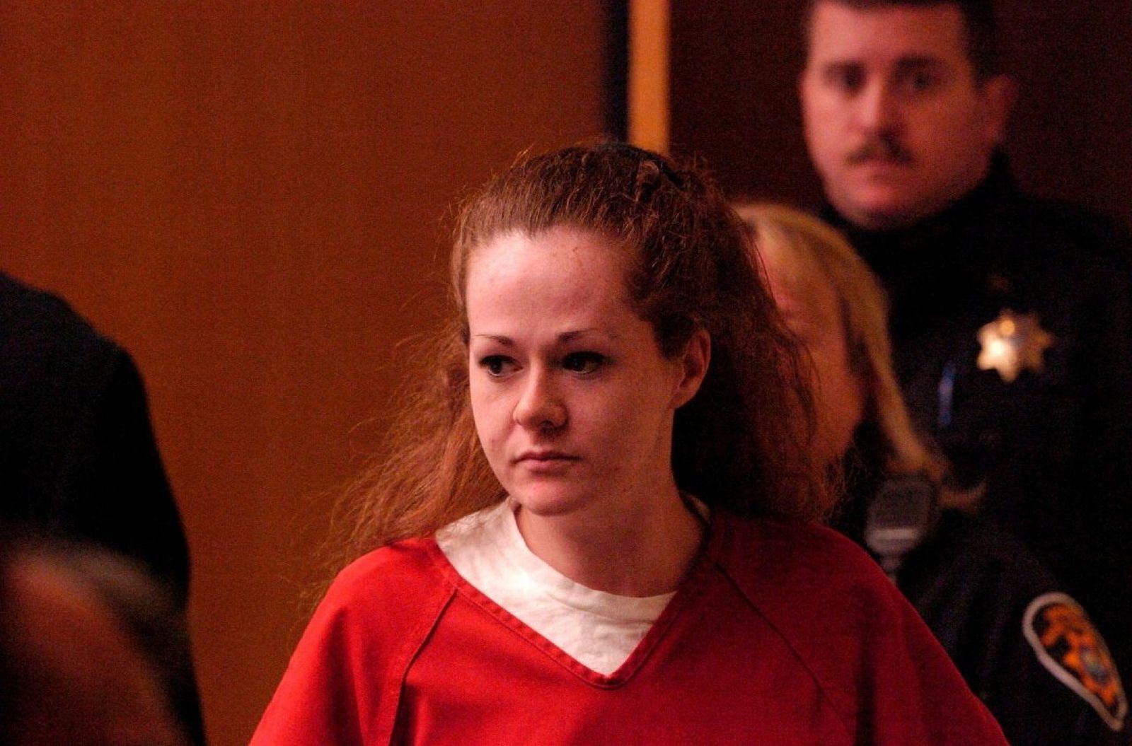 Christa Pike entra en un tribunal penal del condado de Knox, en Tennessee, el 7 de diciembre de 2007