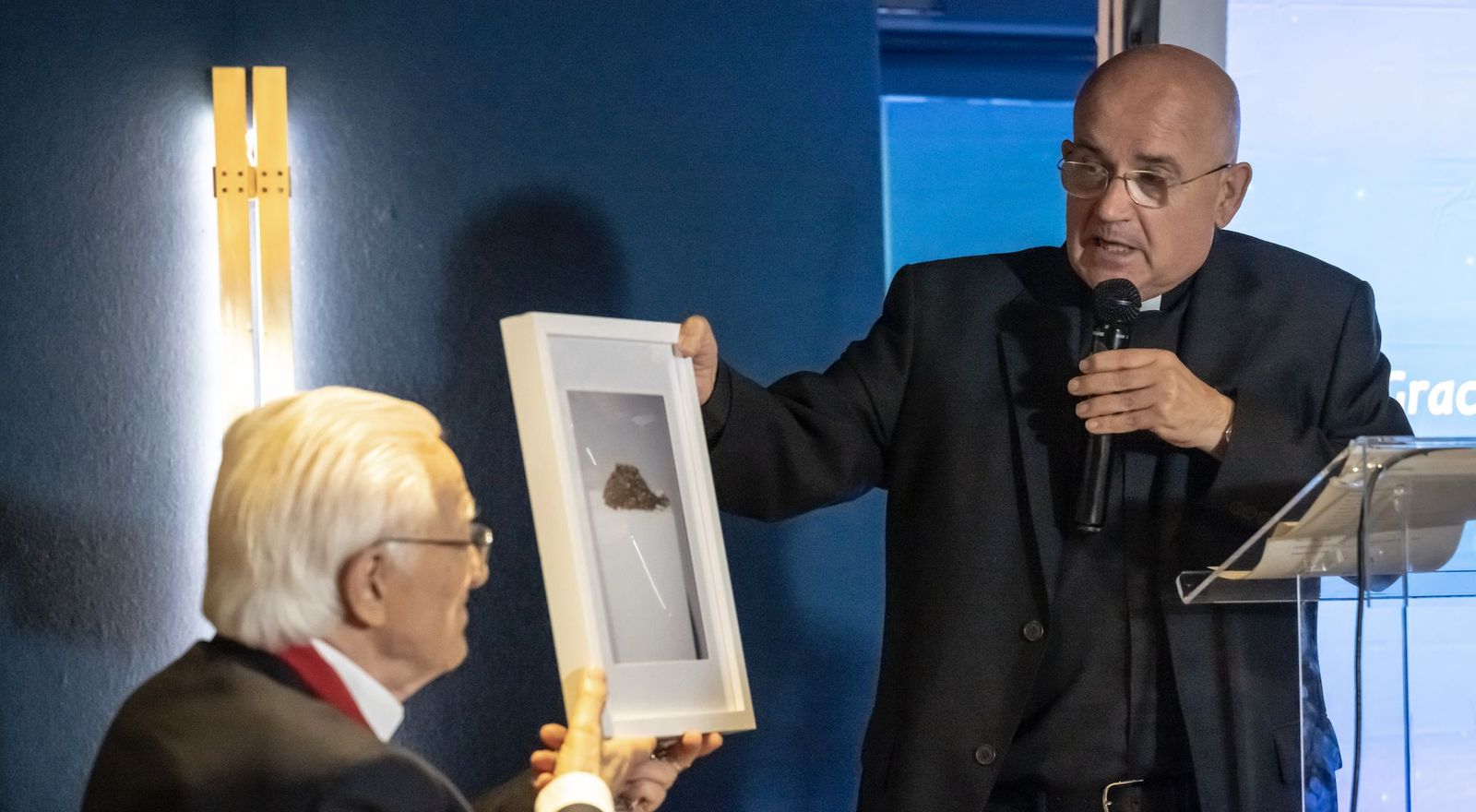 José Luis Sánchez hace entrega del recuerdo al padre Ángel