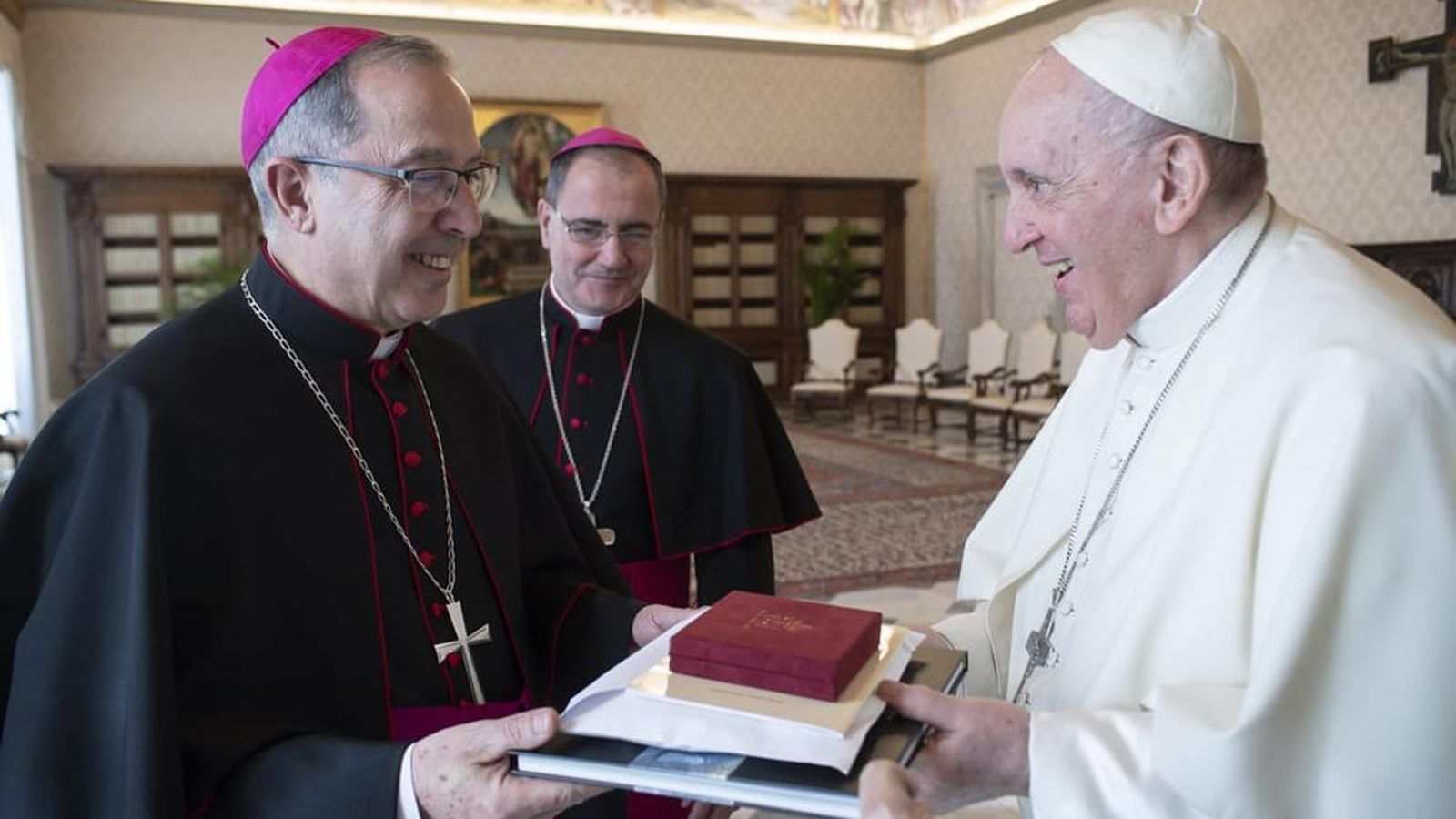 El obispo de Zamora, Fernando Valera, con el papa Francisco en el Vaticano