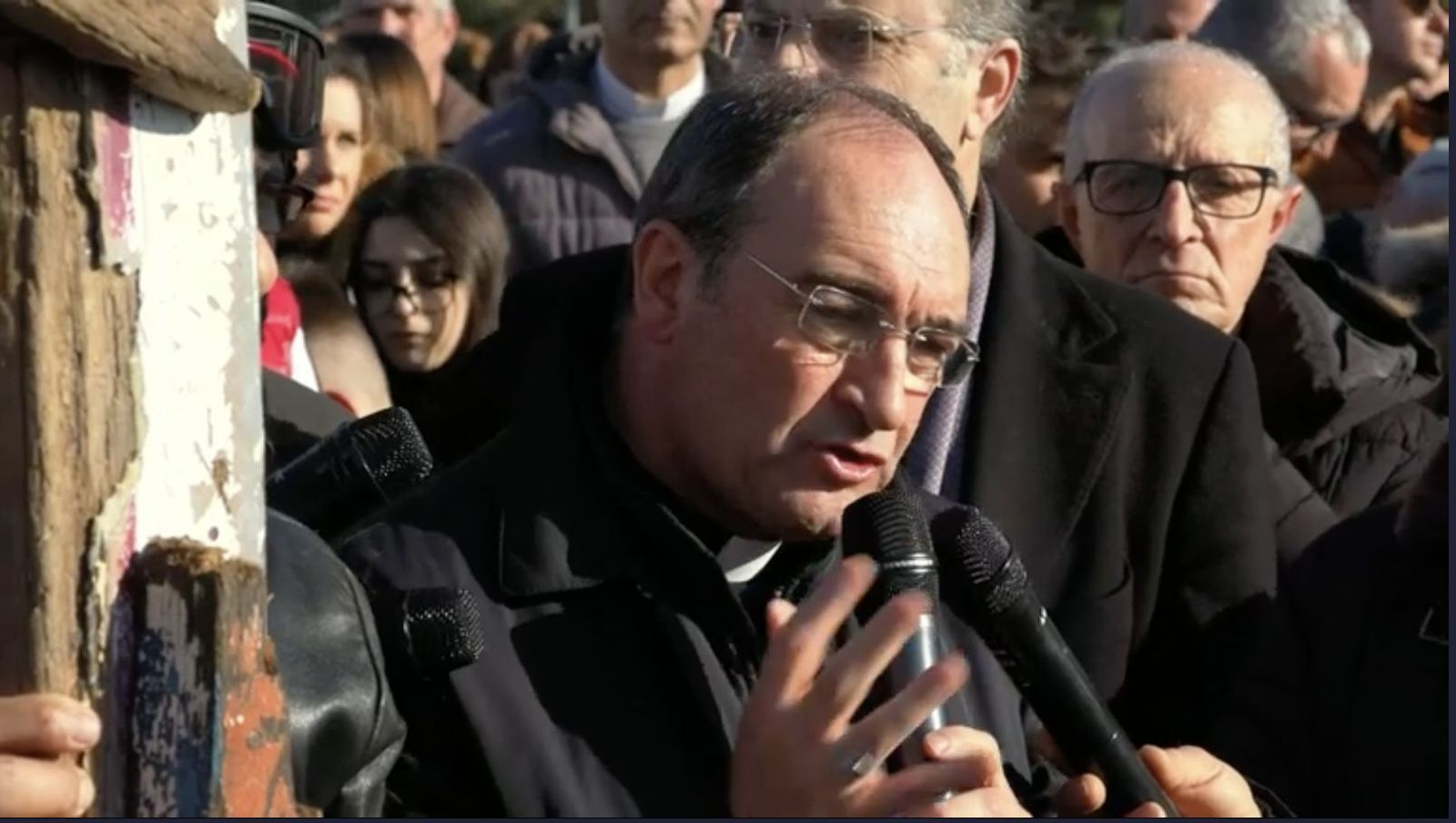 Uno de los párrocos interviene en el Vía Crucis por los fallecidos en el naufragio en Cutro, Italia