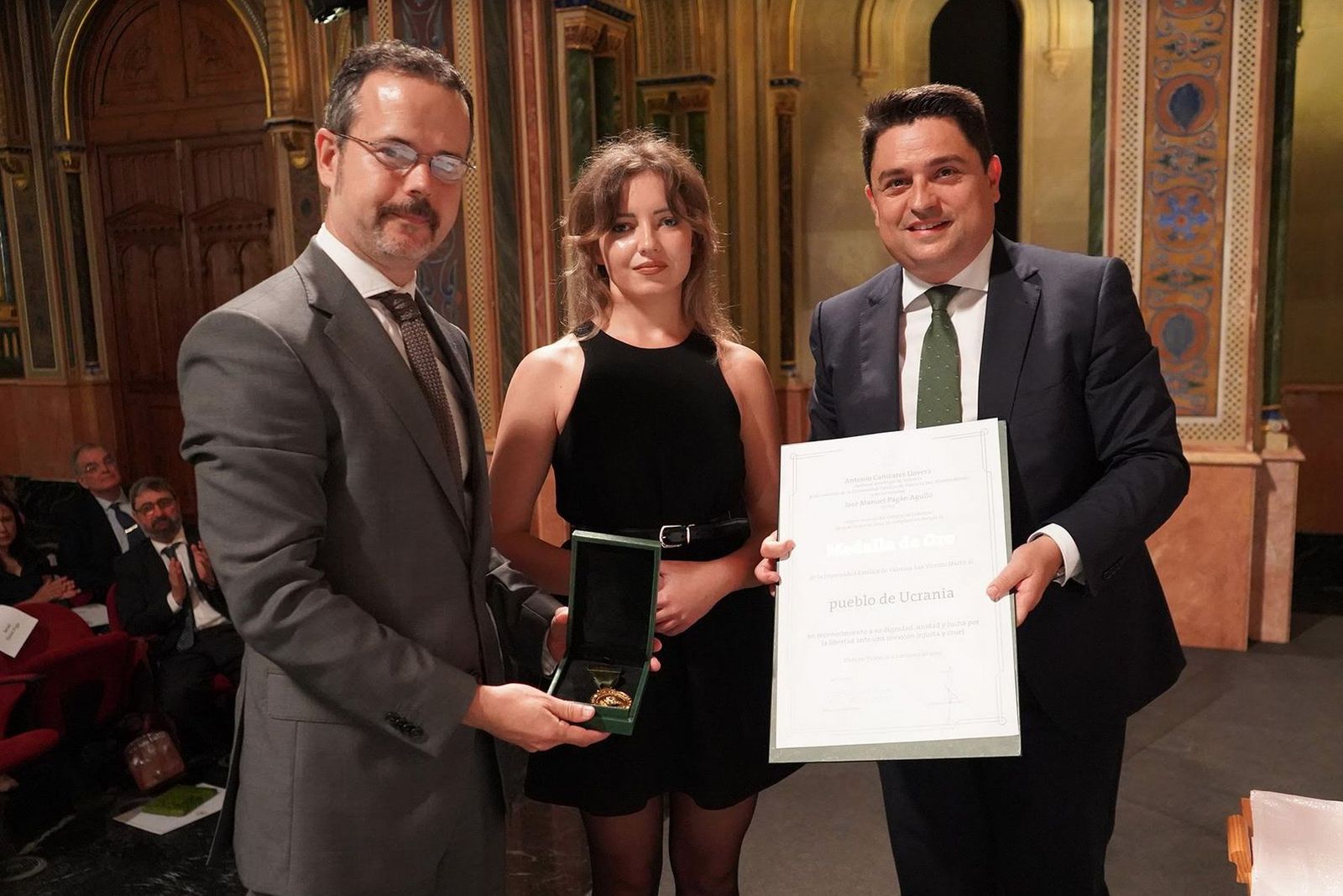 La UCV reconoce con su Medalla de Oro al pueblo ucraniano