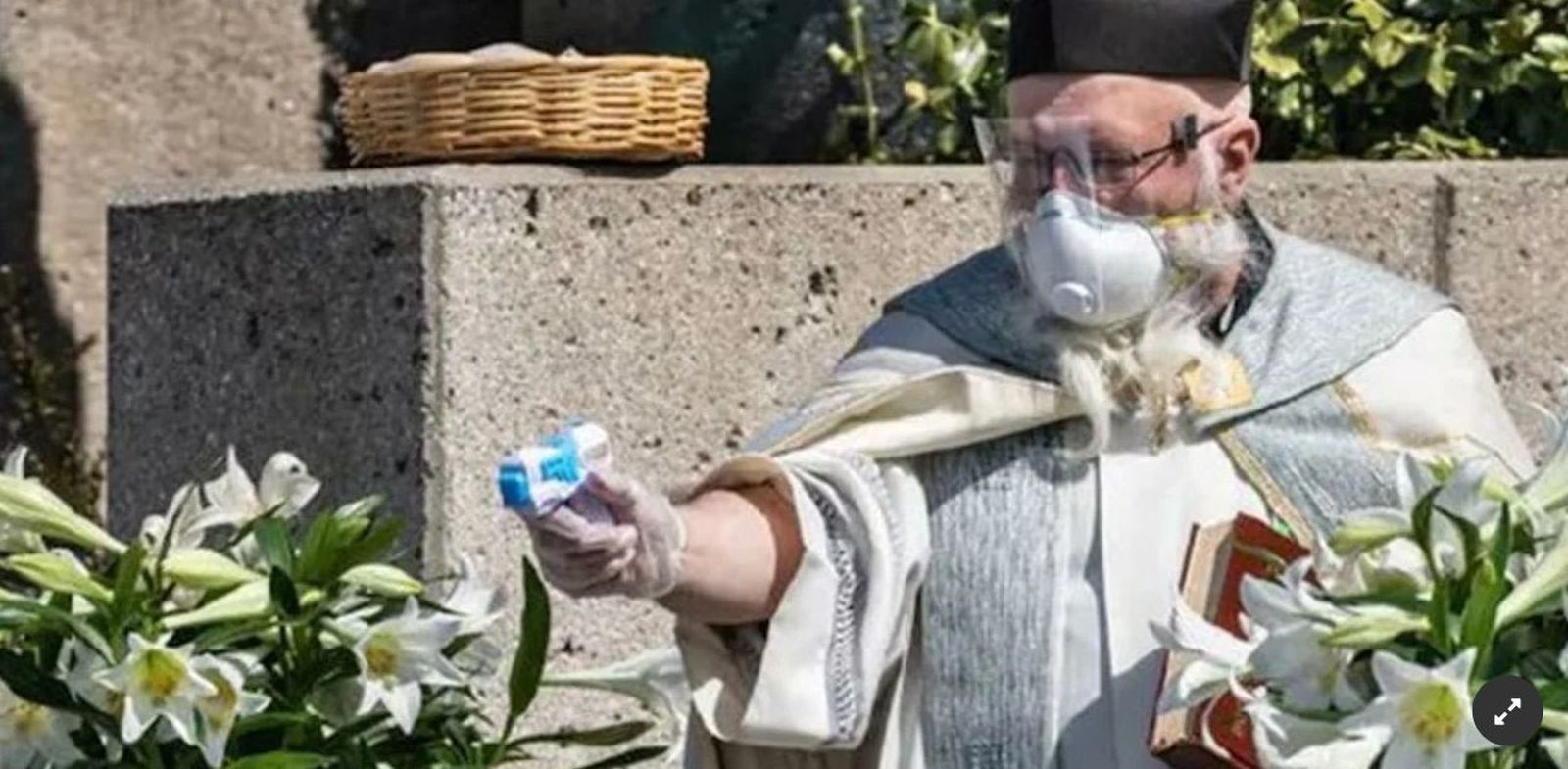 El padre Pelc dando la bendición