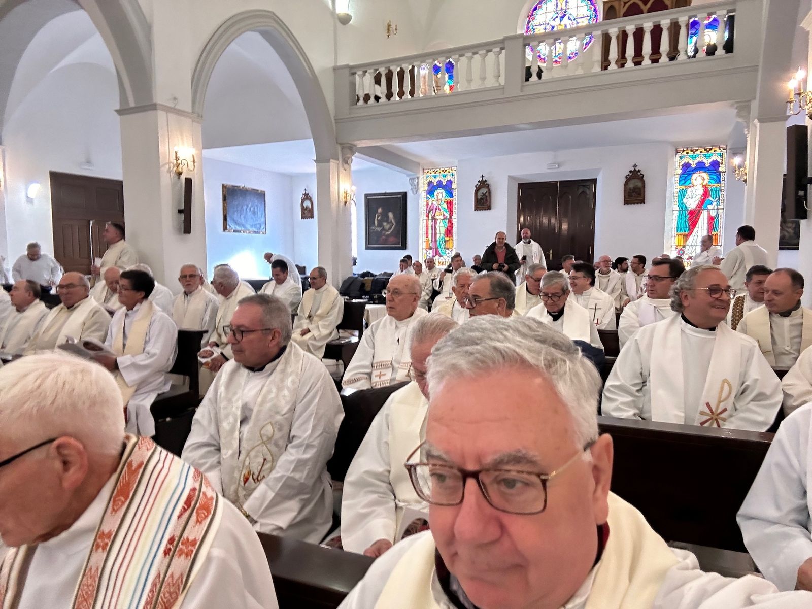 Fraternidad sacerdotal diocesana ¿Quién es el más "Ordinario"?