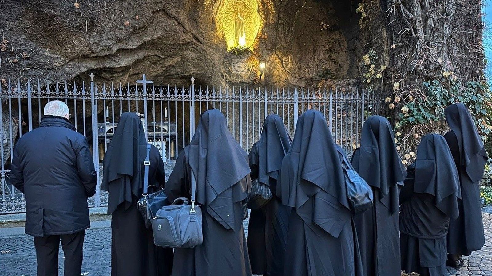 Las benedictinas, en la Gruta de Lourdes de los Jardines Vaticanos