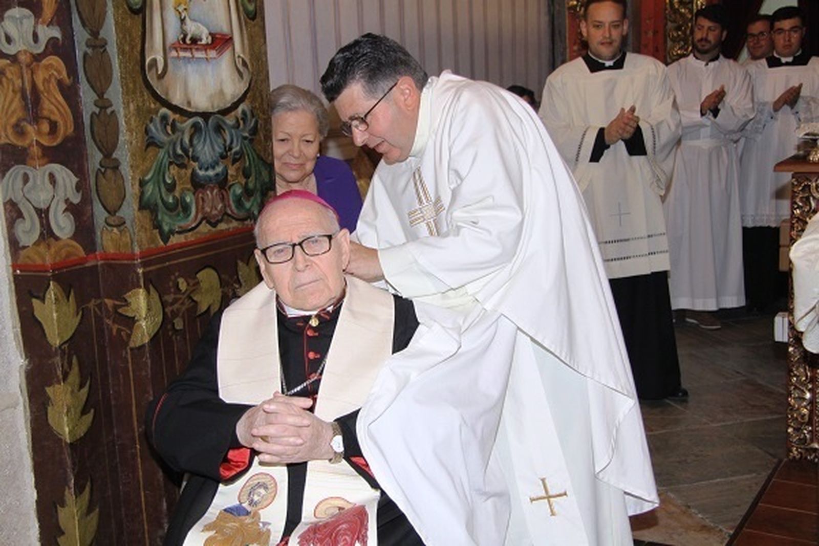 Manolo Calvino junto a don Antonio Montero, en la celebración del 50 aniversario de su ordenación episcopal durante la Misa Crismal de 2019 en Badajoz