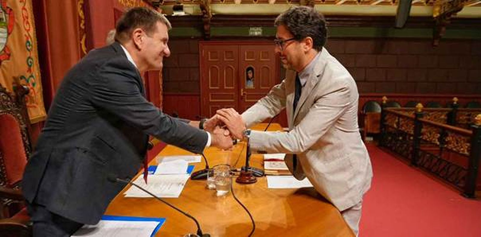El rector Juan José Etxeberria felicita al nuevo decano Gorka Urrutia