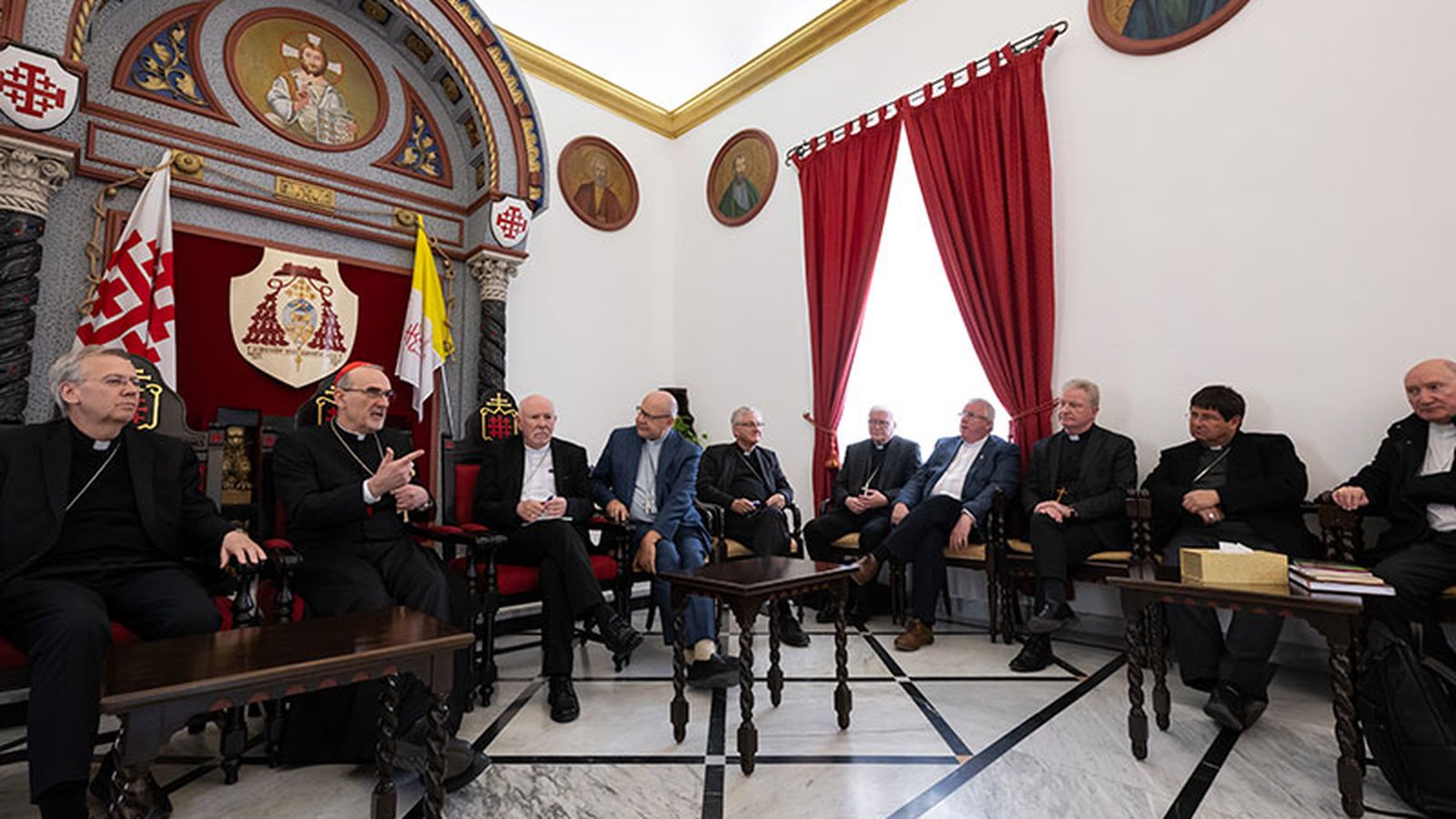 Los obispos, con el patriarca latino de Jerusalén