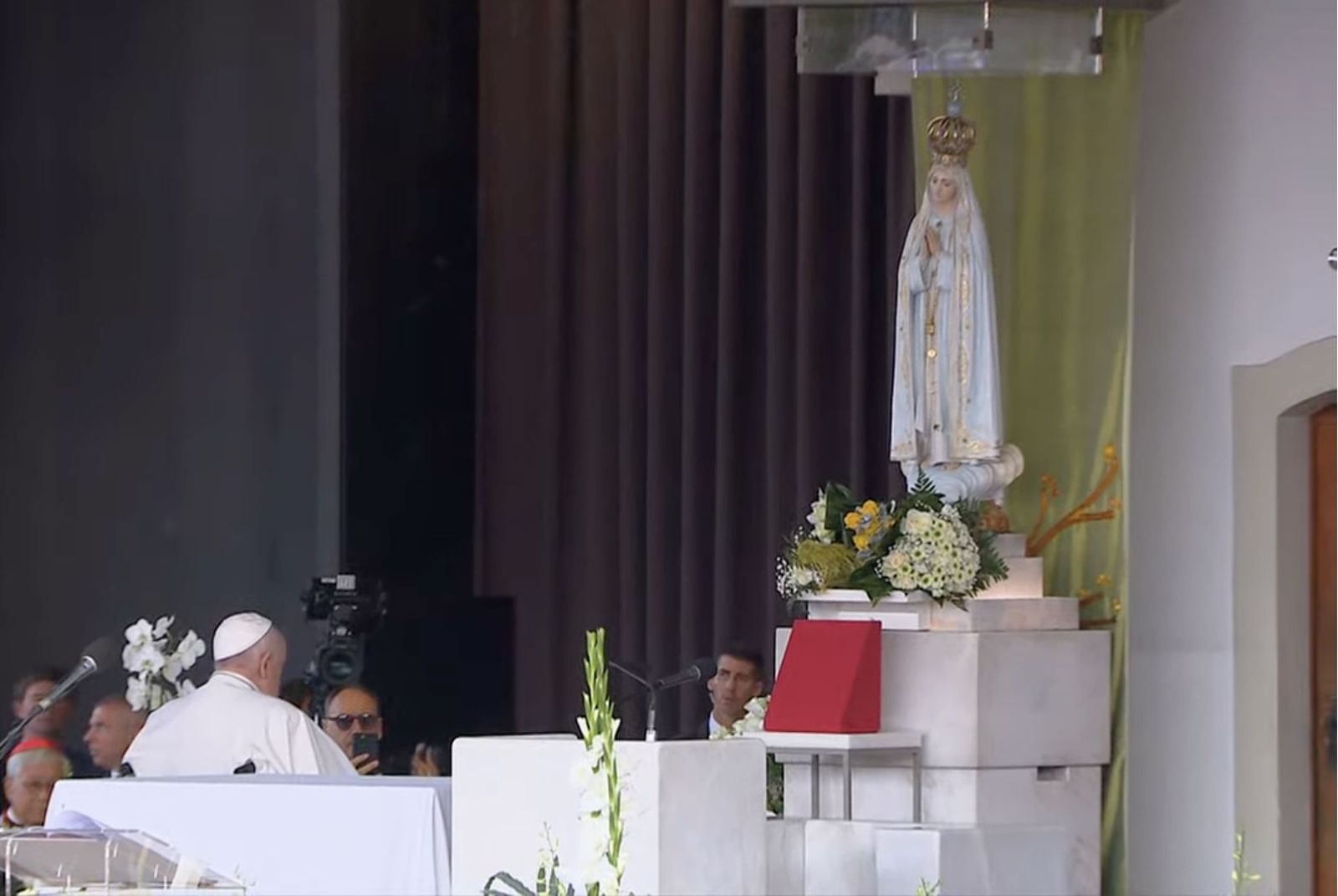 Francisco reza ante la Virgen de Fátima