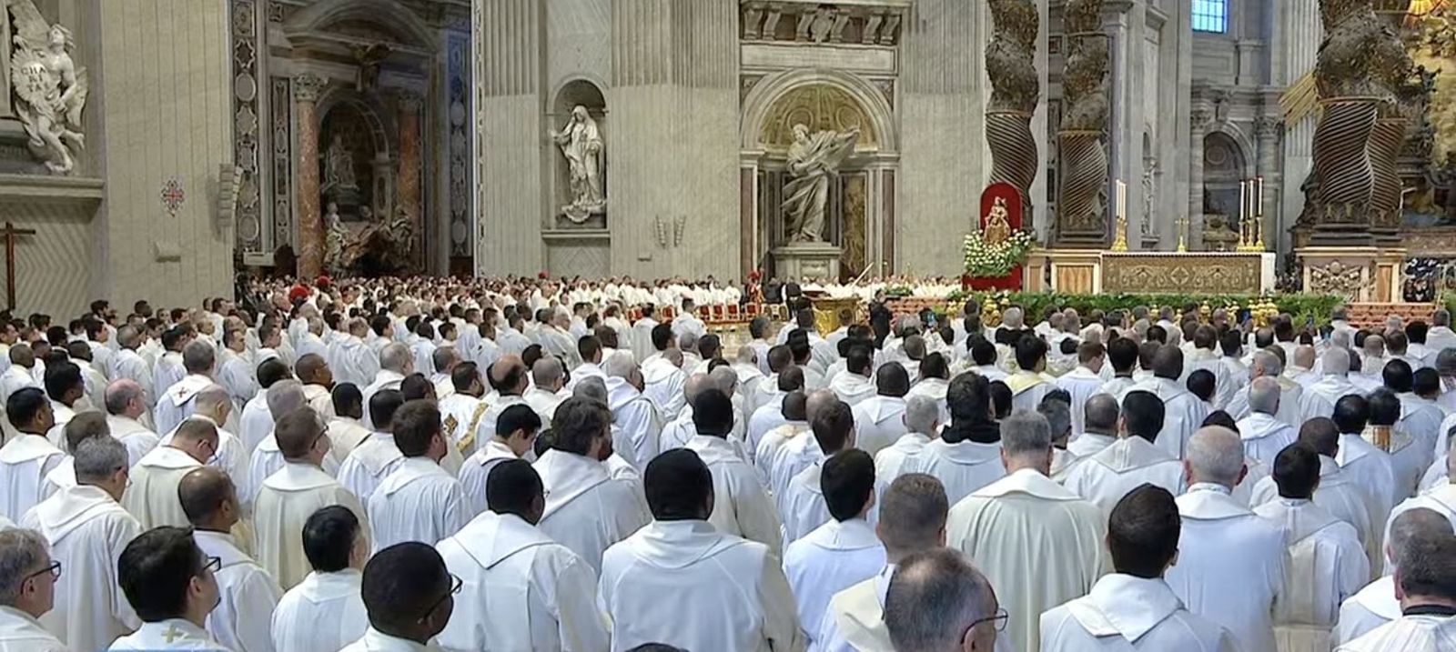 Centenares de sacerdotes, en la Misa Crismal de San Pedro